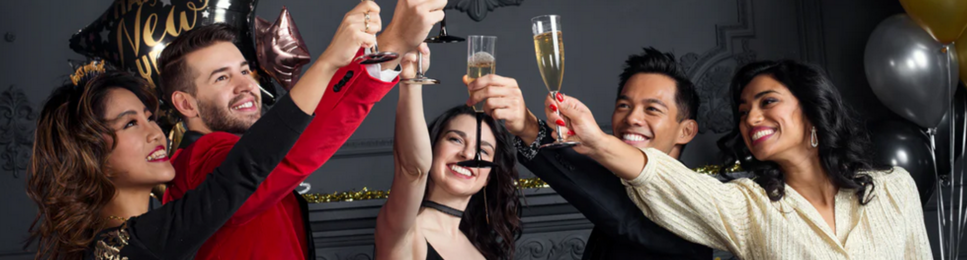 Fünf Personen in Abendkleidung prosten sich mit Sektgläsern zu