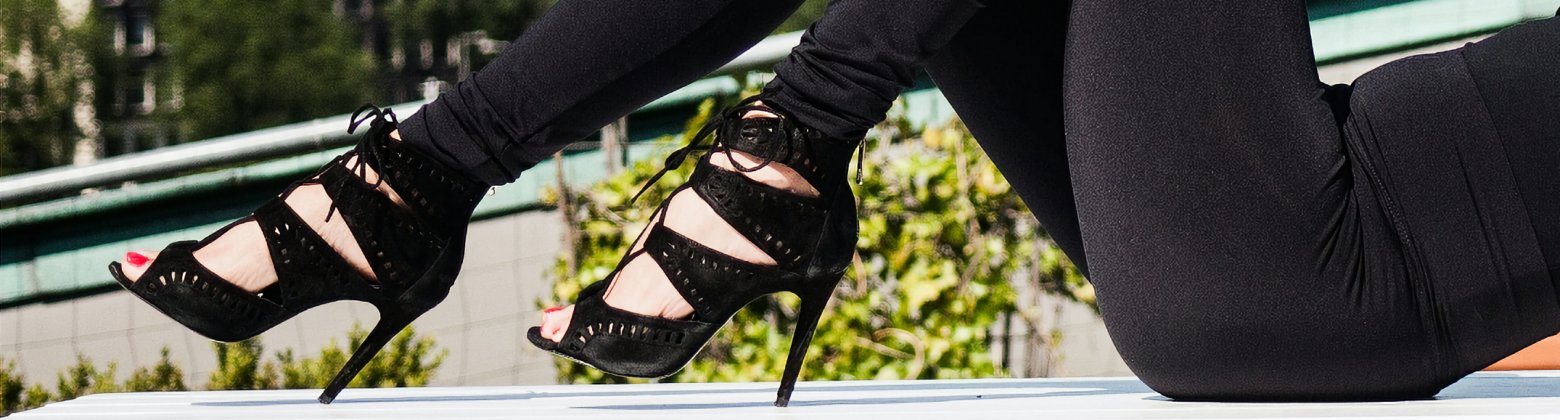 liegende Frau in schwarzen High Heels, im Freien