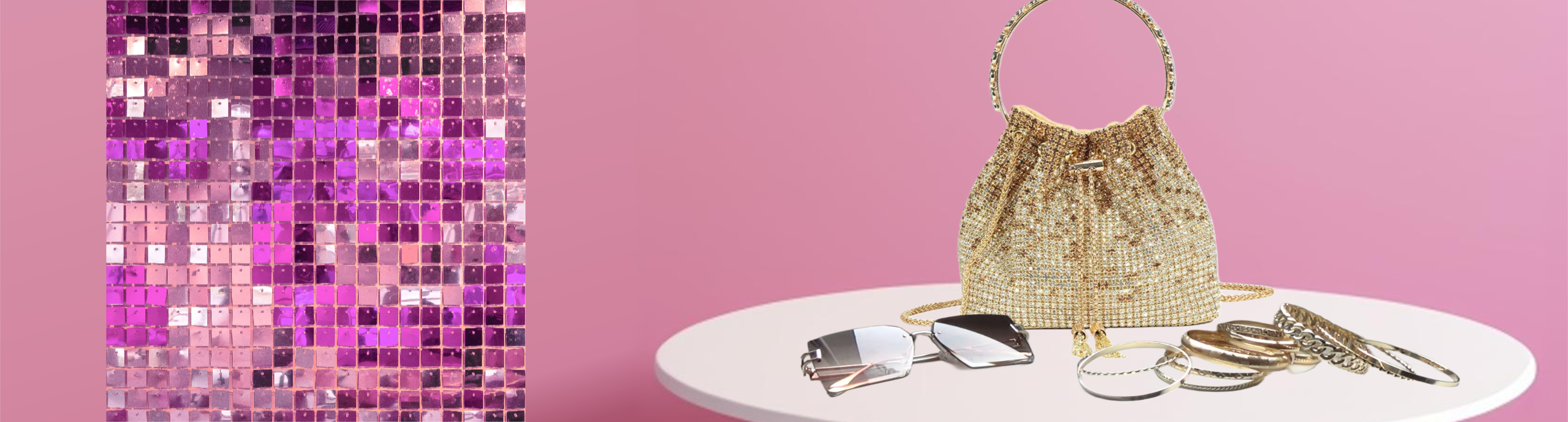 Handtasche, Brille und Schmuck auf einem Tisch vor rosa glitzerndem Hintergrund