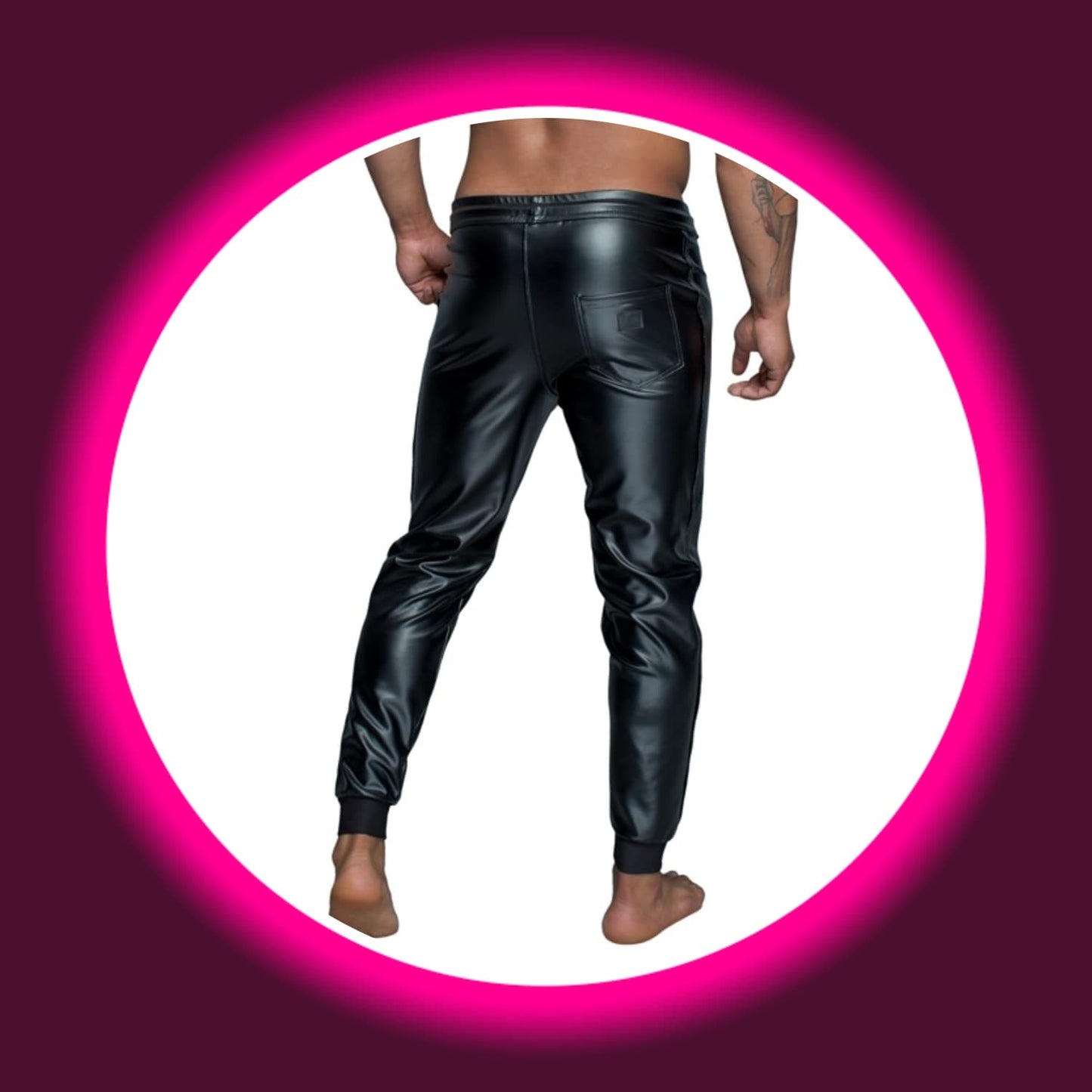 Rückansicht schwarze glänzende lange Hose von Noir Handmade
