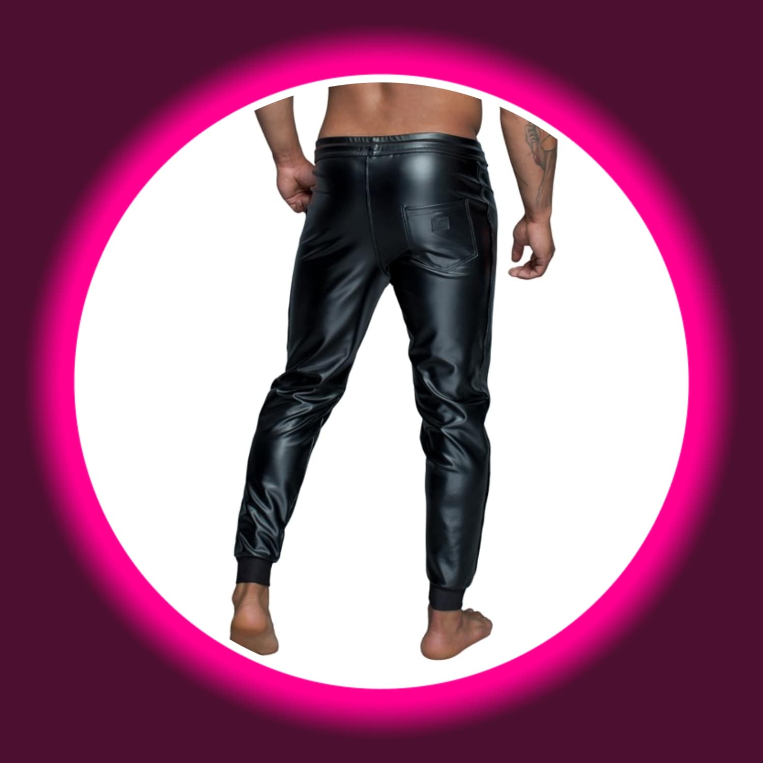 Rückansicht schwarze glänzende lange Hose von Noir Handmade