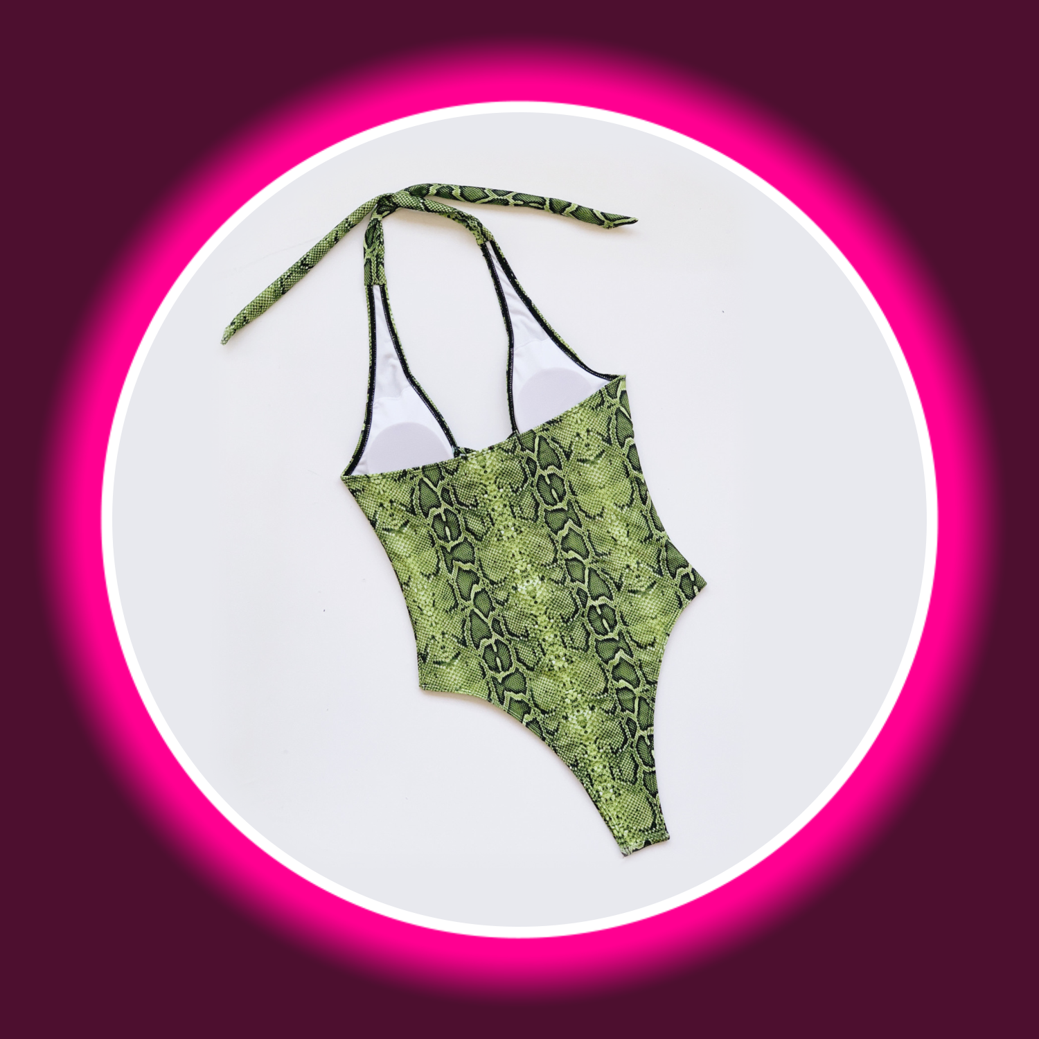 Rückansicht grüner Body bzw. Badeanzug mit Thong und Snake Print