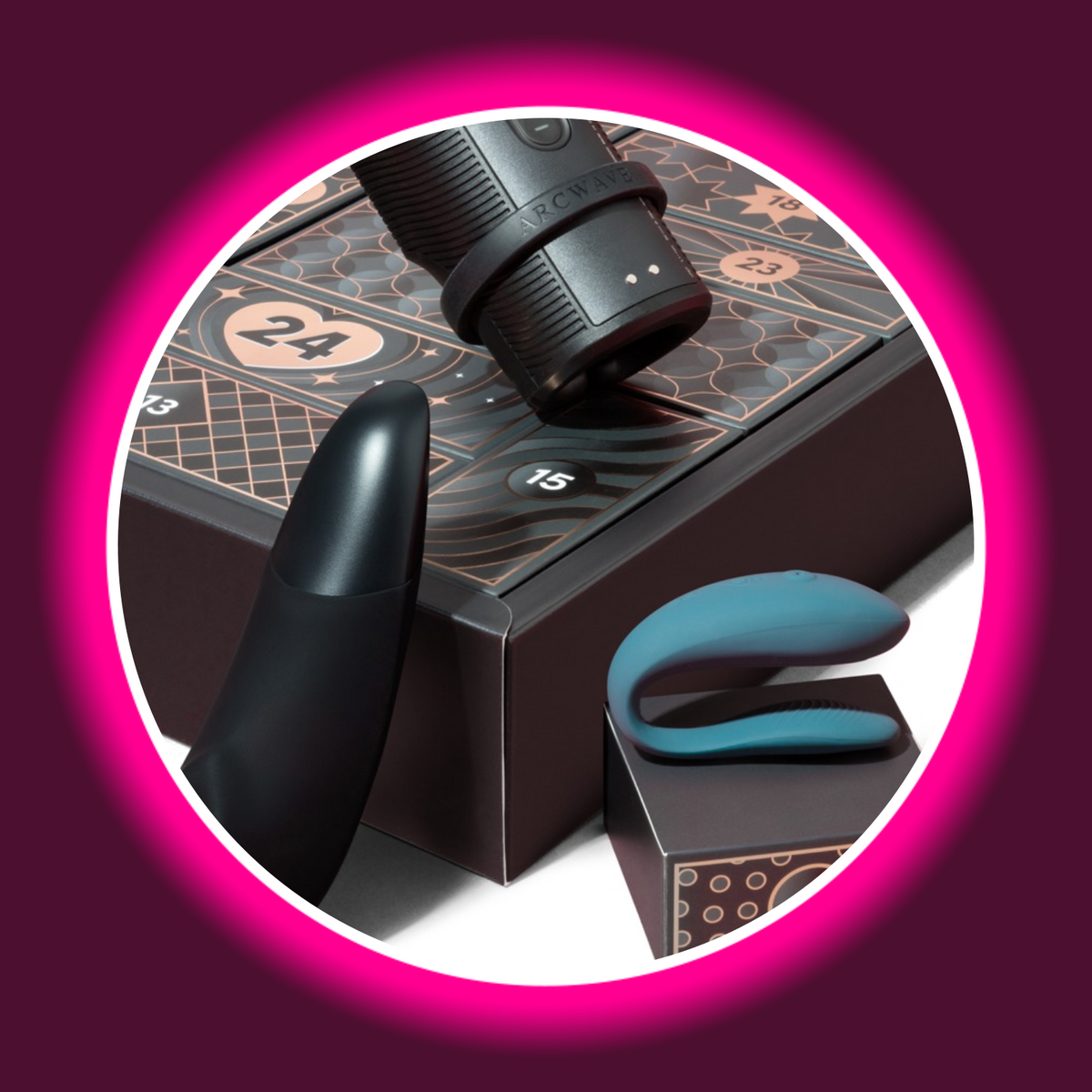 Magic Shiver Luxury Erotik-Adventskalender 2026, Nahaufnahme von Womanizer Enhance, petrolfarbenem We-Vibe Sync Lite und schwarzem Arcwave Zing neben nummerierten Geschenkboxen