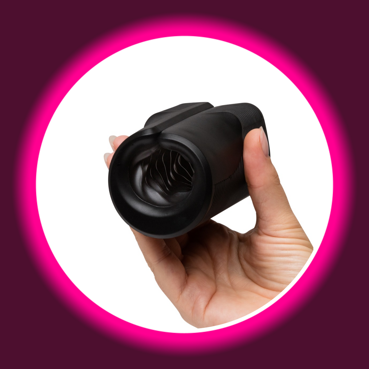 Schwarzer Arcwave Zing Masturbator aus dem Magic Shiver Luxury Erotik-Adventskalender 2026, in einer Hand gehalten mit Blick auf die strukturierte Innenöffnung