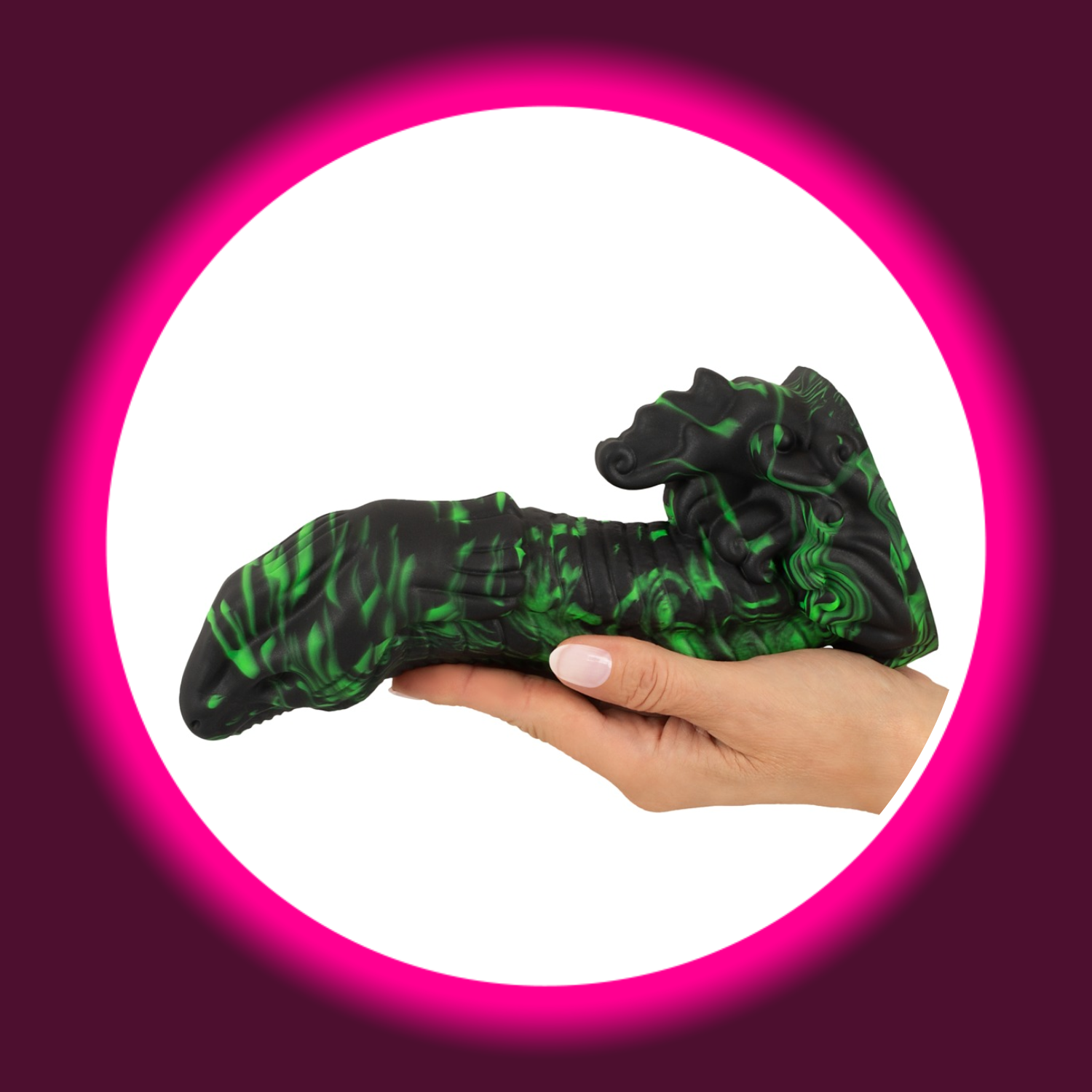 Lizard Peak Dildo in schwarzgrünem Marmor-Design mit strukturierter Oberfläche, gehalten in Hand - Beasty Cocks