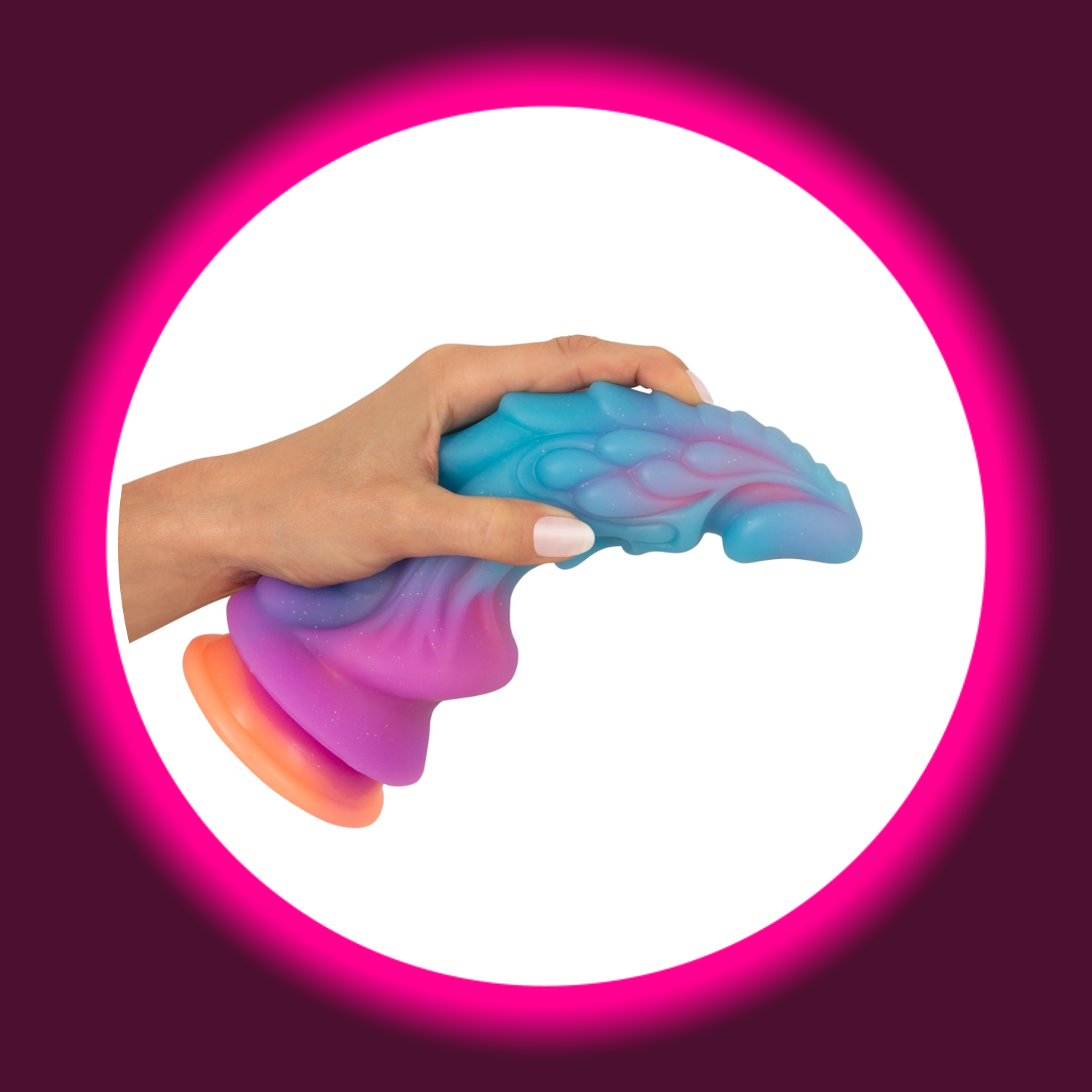 handgehaltener bunter Mystic Dragon Dildo mit Saugfuss, flexibel und texturiert aus Silikon - Beasty Cocks