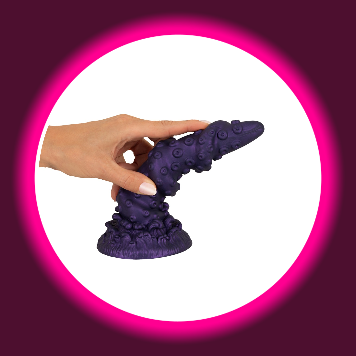 eine Hand hält einen violetten schimmernden Fantasy-Dildo Octopus Prime mit kreativen starken Reizstrukturen, Beasty Cocks