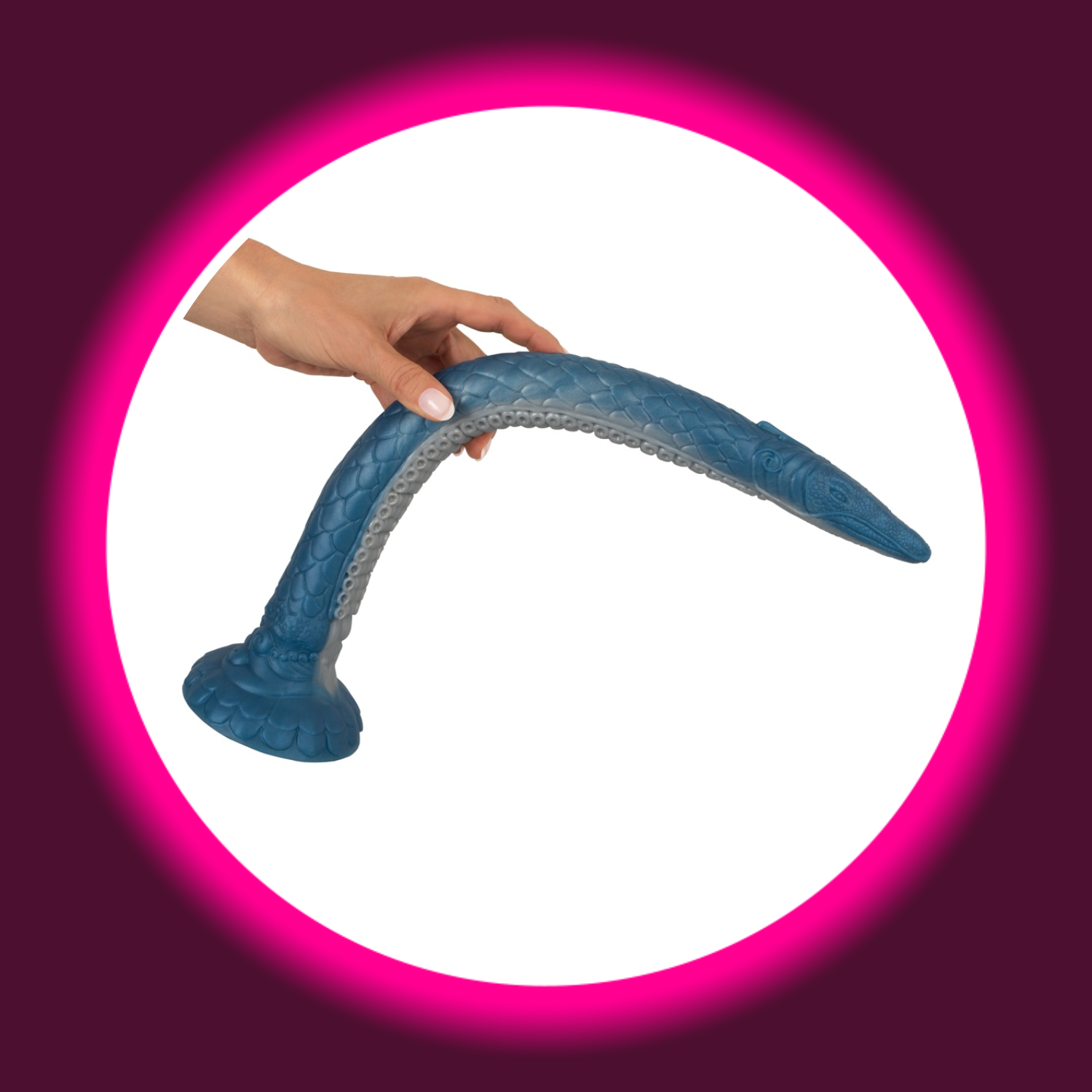eine Hand hält einen blauen langen Dildo Tentacle in Echsenoptik mit Reizstrukturen und Saugfuß, Beasty Cocks