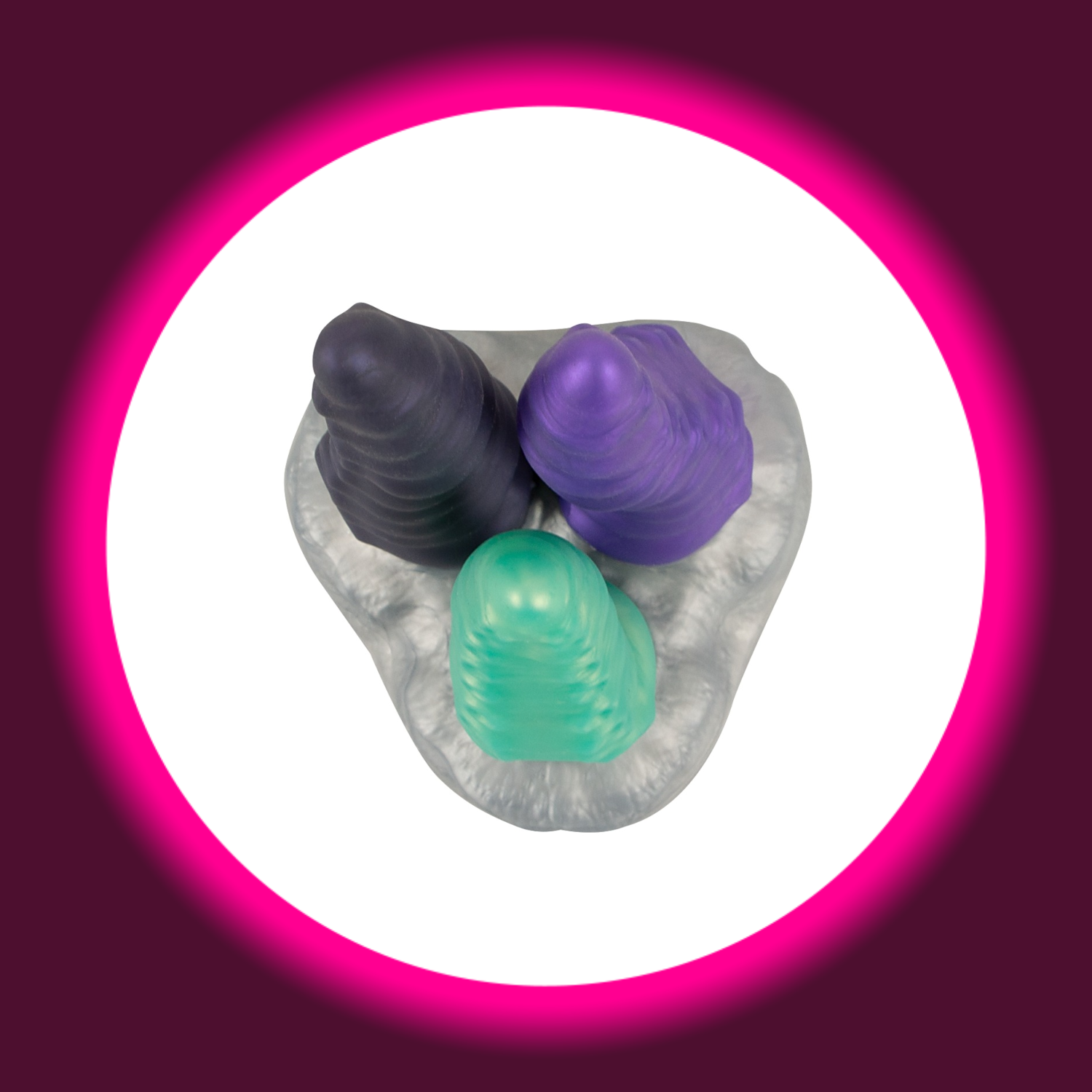 silberner Sockel mit drei Dildos in grün, violett und schwarz in Tentakel-Optik, Beasty Cocks Triple Tentacle