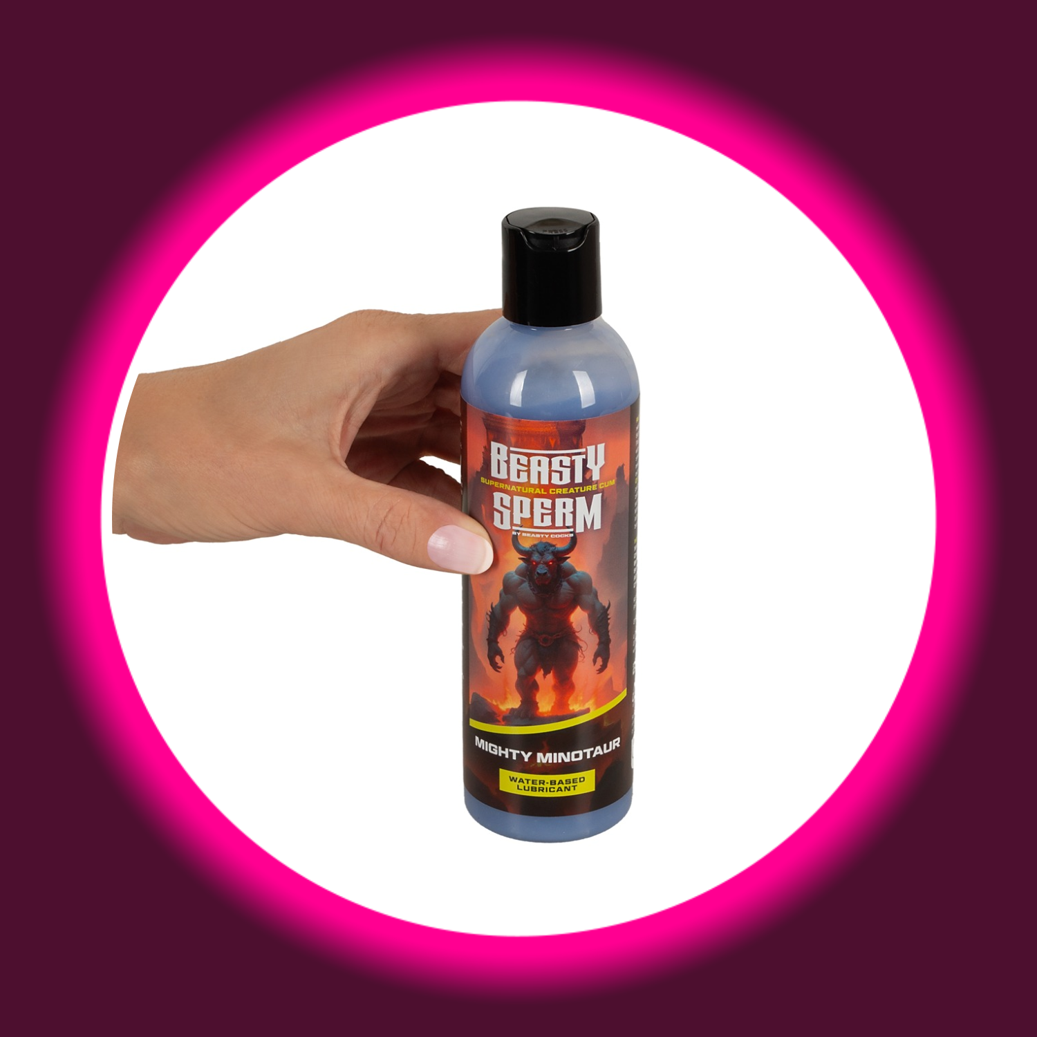 eine Hand hält eine Flasche für Gleitgel Beasty Sperm mit einem Minotaurus, Beasty Cocks