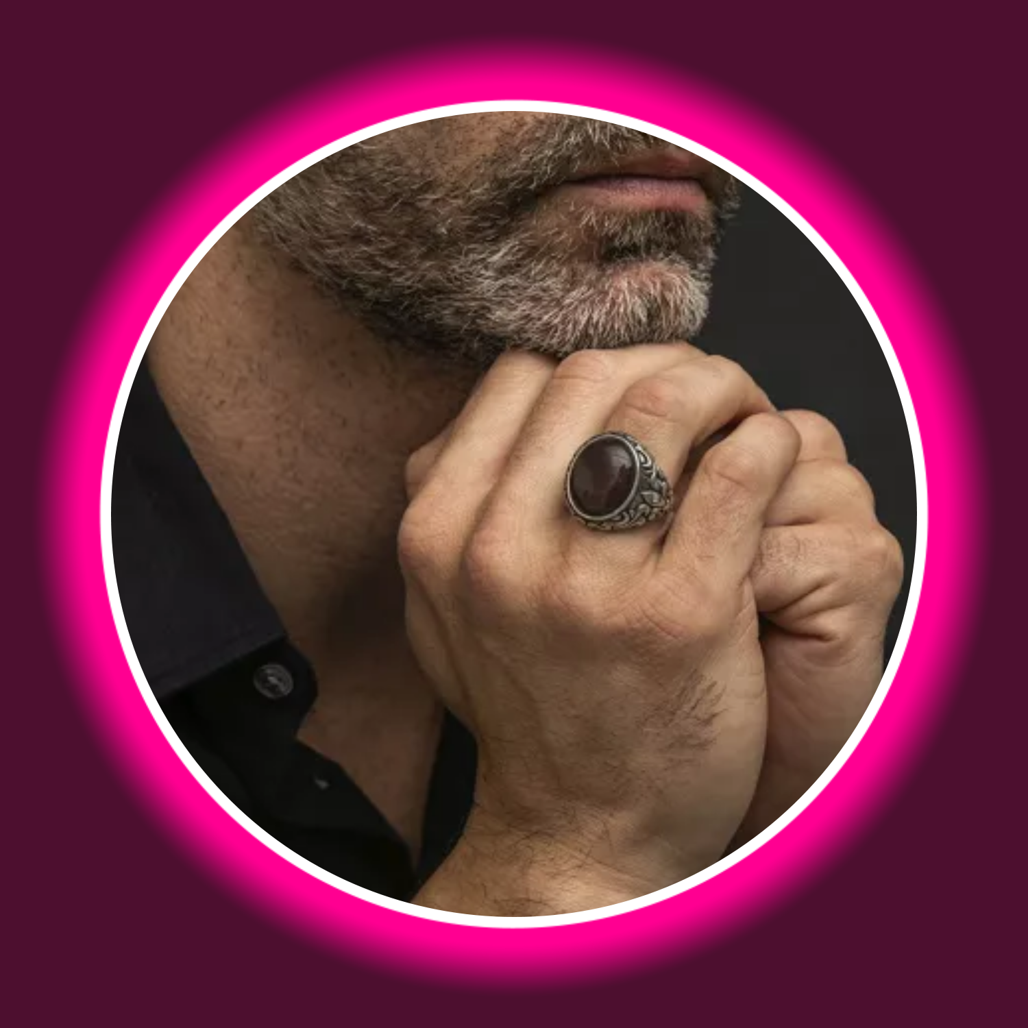 breiter Siegelring mit Tigerauge und königlichen Zeichen, getragen am Finger eines Mannes