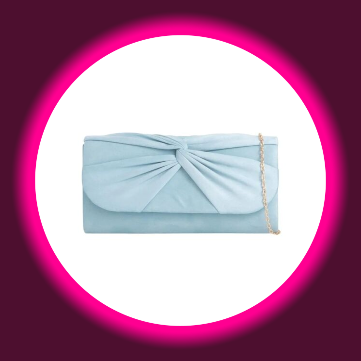 Frontansicht auf eine blaue rechteckige Handtasche bzw. Clutch mit goldfarbener Kette und blauem Knoten auf weißem Untergrund