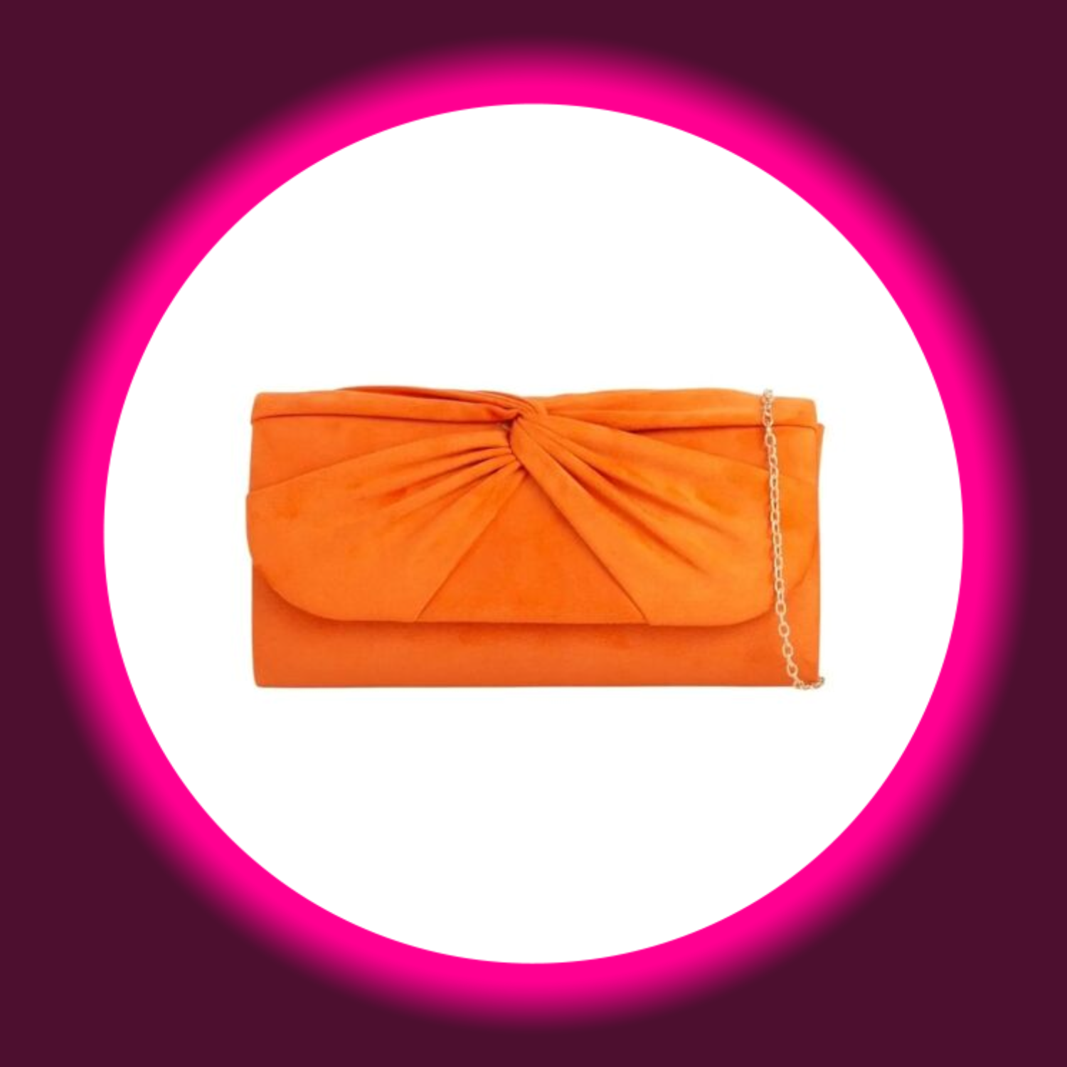 Frontansicht auf eine orange rechteckige Handtasche bzw. Clutch mit goldfarbener Kette und orangenem Knoten auf weißem Untergrund