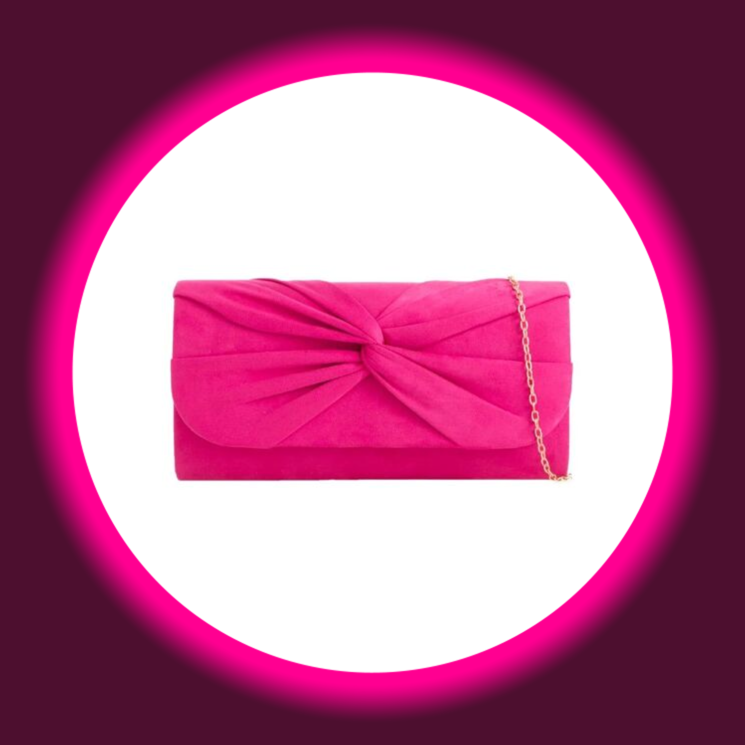 Frontansicht auf eine pinke rechteckige Handtasche bzw. Clutch mit goldfarbener Kette und pinkem Knoten auf weißem Untergrund
