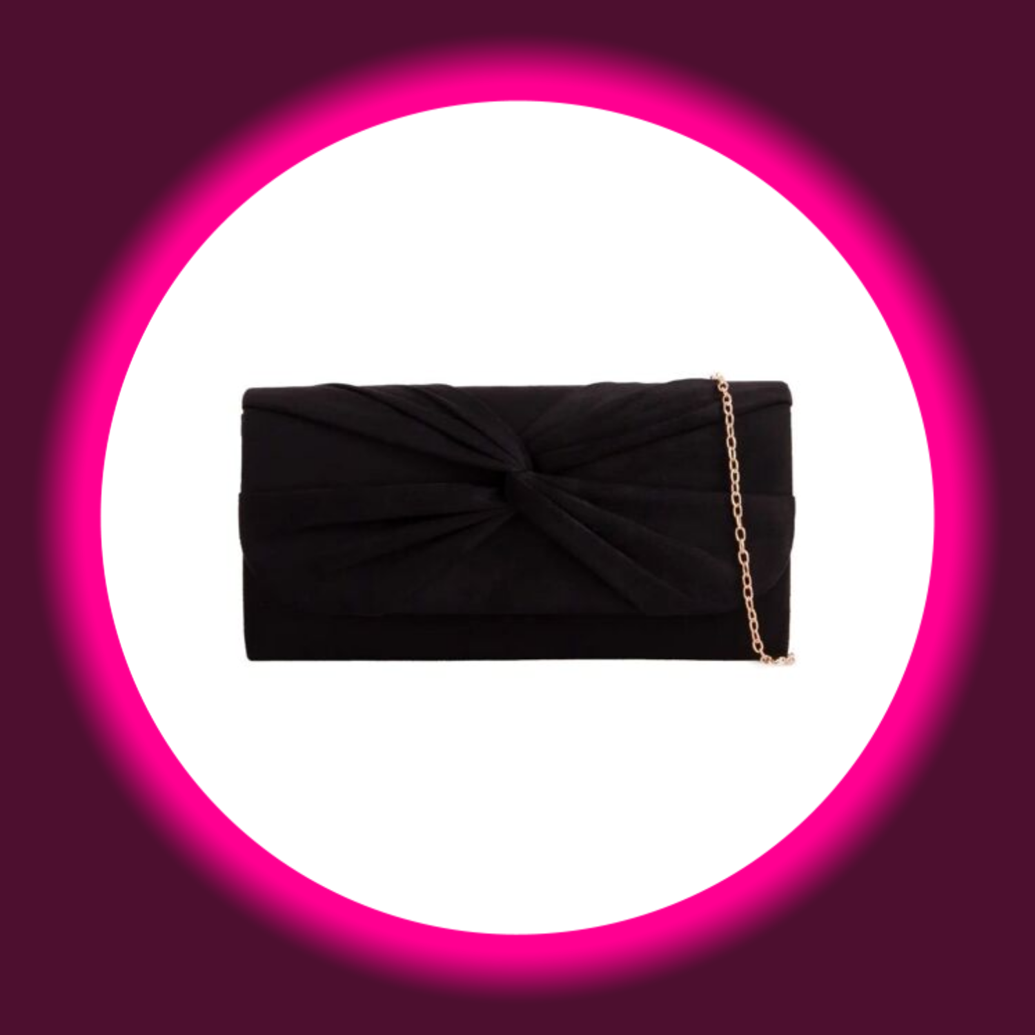 Frontansicht auf eine schwarz rechteckige Handtasche bzw. Clutch mit goldfarbener Kette und schwarzem Knoten auf weißem Untergrund