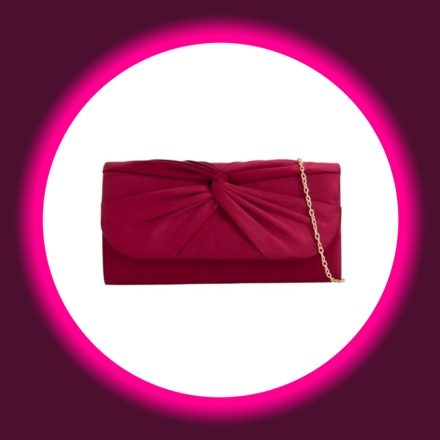 Frontansicht auf eine weinrote rechteckige Handtasche bzw. Clutch mit goldfarbener Kette und weinrotem Knoten auf weißem Untergrund