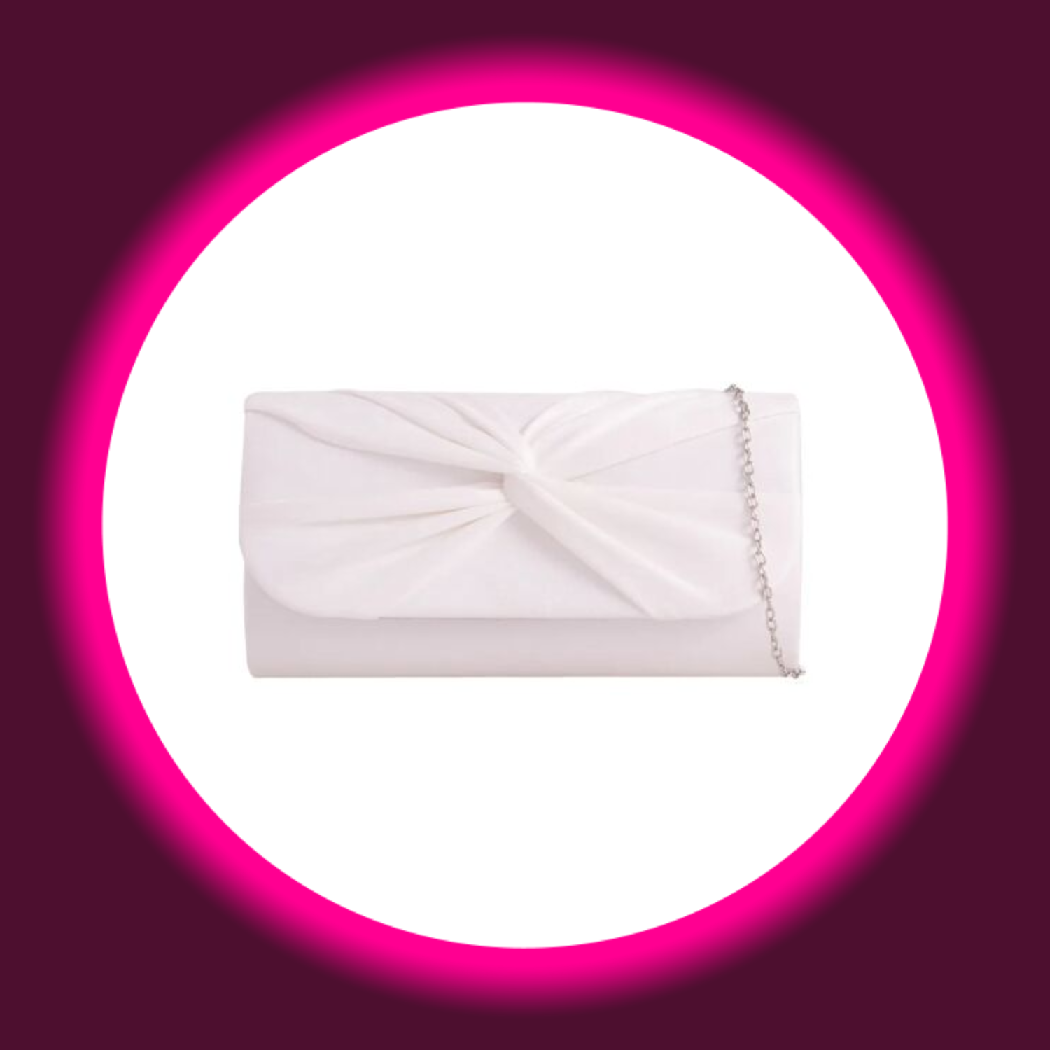Frontansicht auf eine weiße rechteckige Handtasche bzw. Clutch mit goldfarbener Kette und weißem Knoten auf weißem Untergrund