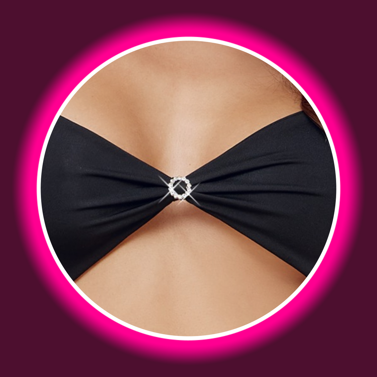 Cottelli Minikleid Rina in Schwarz, Detailansicht der gerafften Brustpartie mit silberfarbenem Schmuckring und Cut-outs oberhalb und unterhalb der Brust