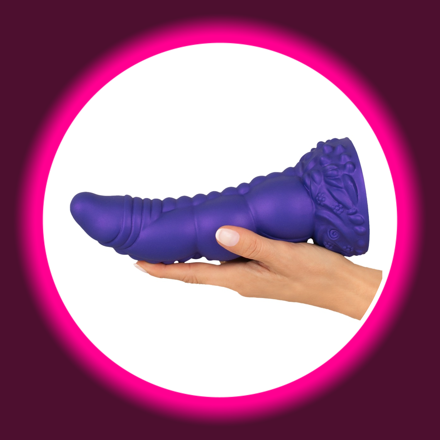 Violetter strukturierter Demon of Desire Dildo mit Saugfuss in Metallic-Optik auf Handflaeche - Beasty Cocks