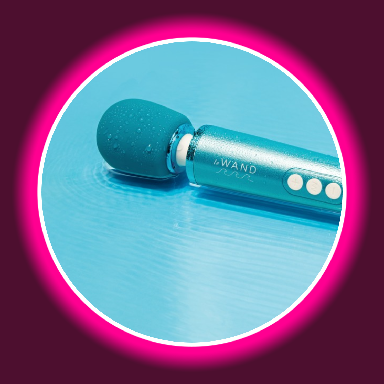 Teilansicht eines blauen Massagestabs Dive von Le Wand, im Wasser liegend