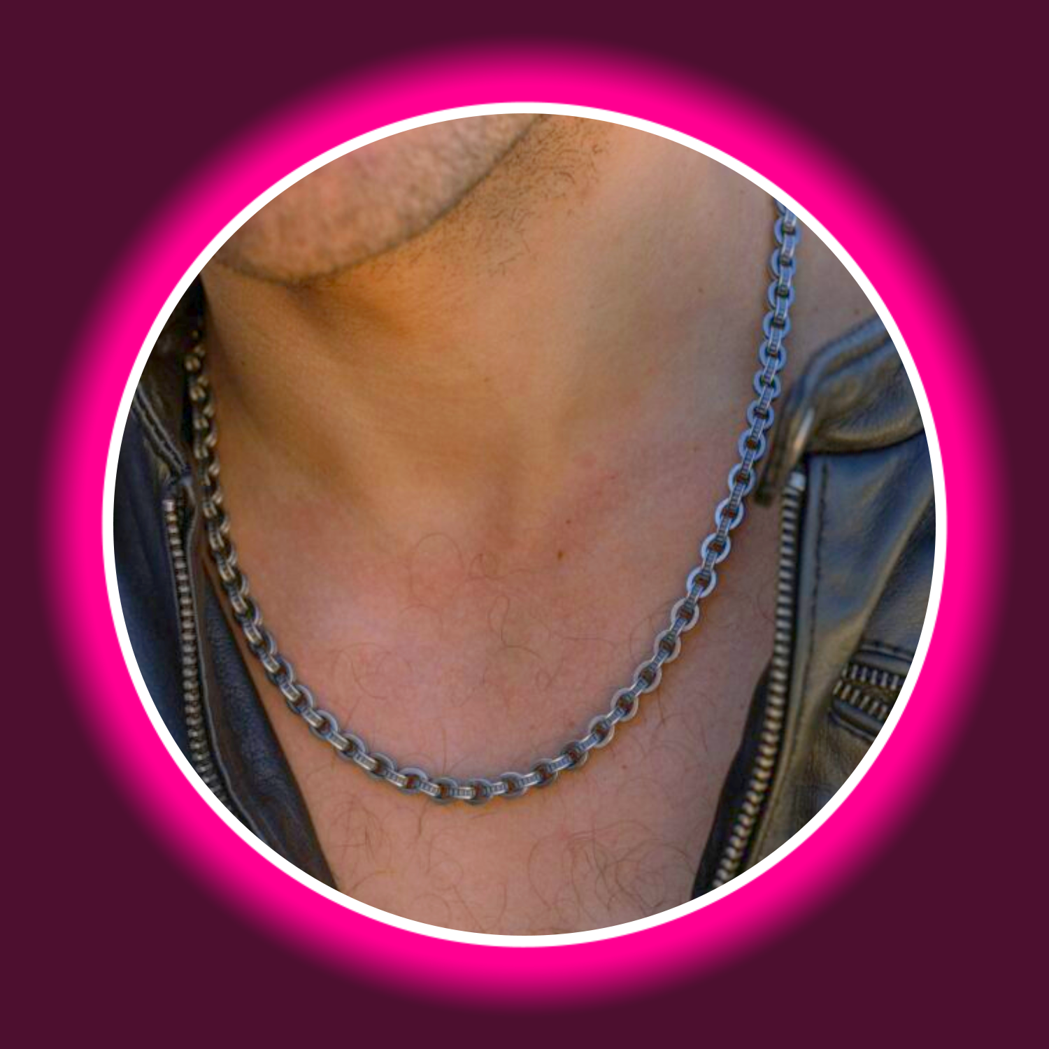 Fantasy Halskette aus 925 Sterling Silber mit detailreichen Gliedern, getragen am Hals eines Mannes