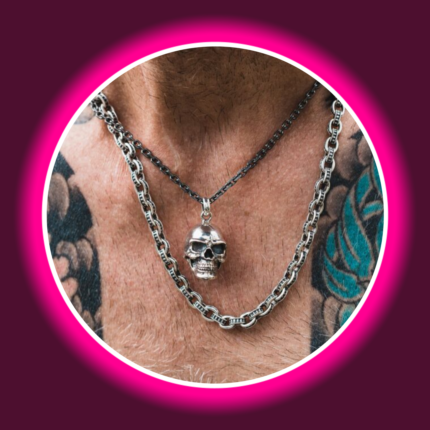 Fantasy Halskette aus 925 Sterling Silber mit detailreichen Gliedern, getragen am Hals eines Mannes