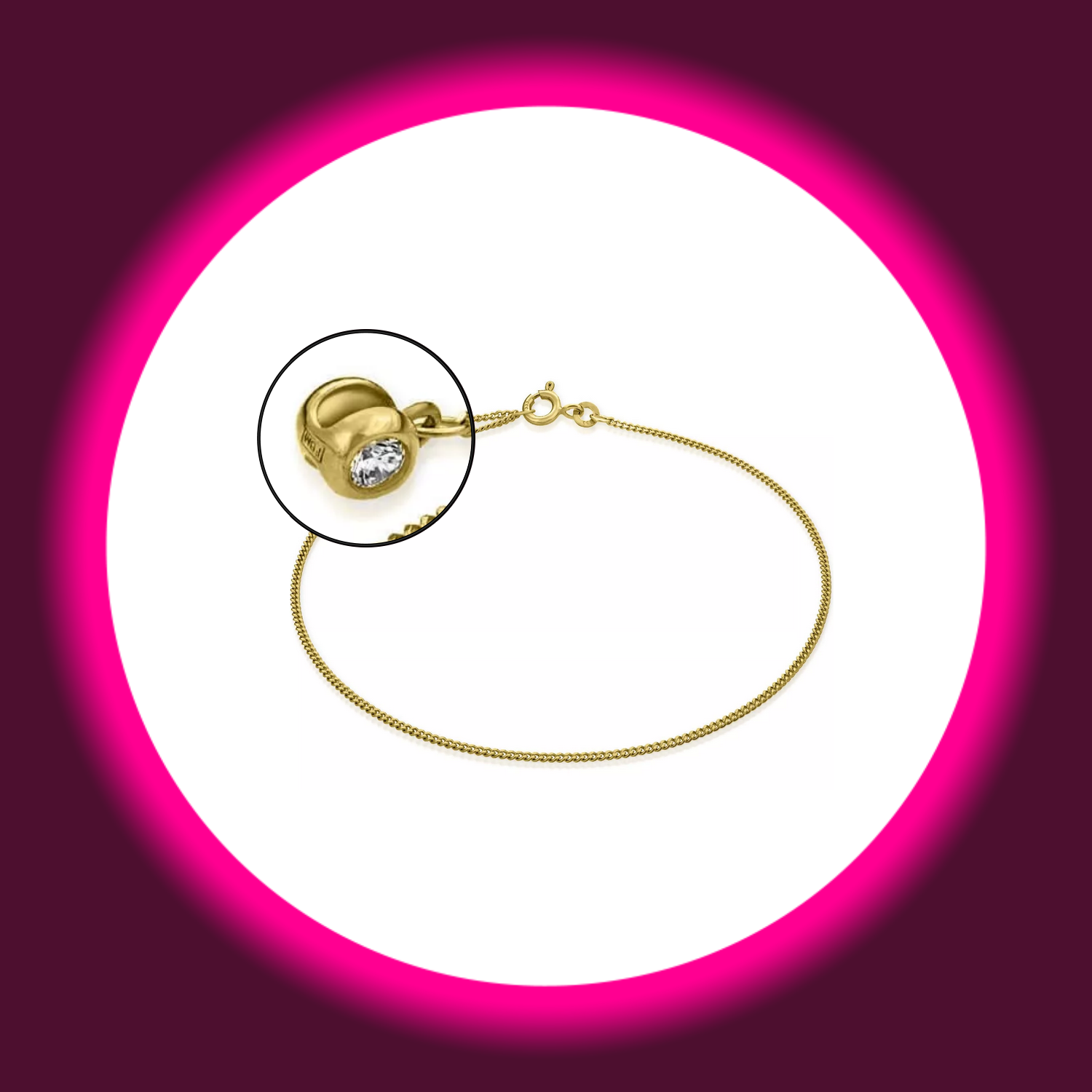 Detailansicht eines Ziersteins einer goldenen schmalen Fußkette von Modabilé auf weißem Untergrund