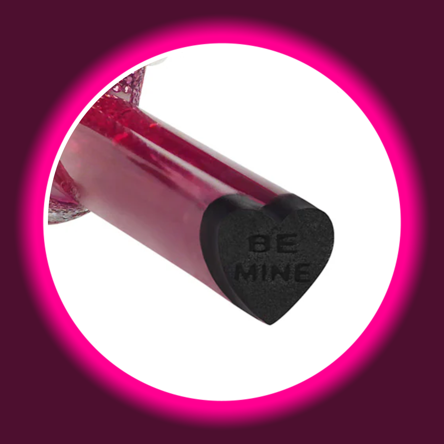 herzfömiger Absatz einer roten Sandale bwz. High Heels mit der Aufschrift "be mine"