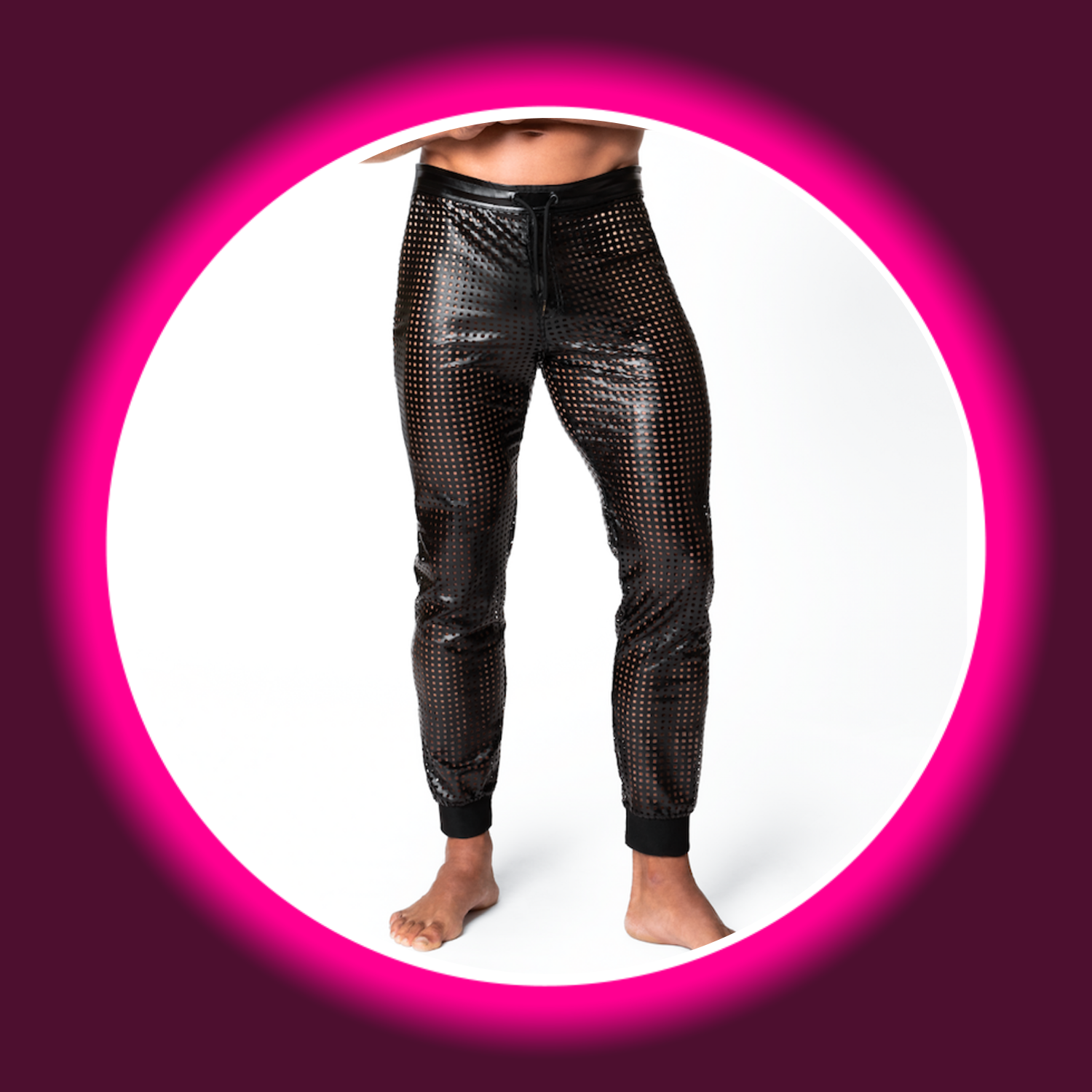 Frontansicht schwarze perforierte lange Hose von Noir Handmade