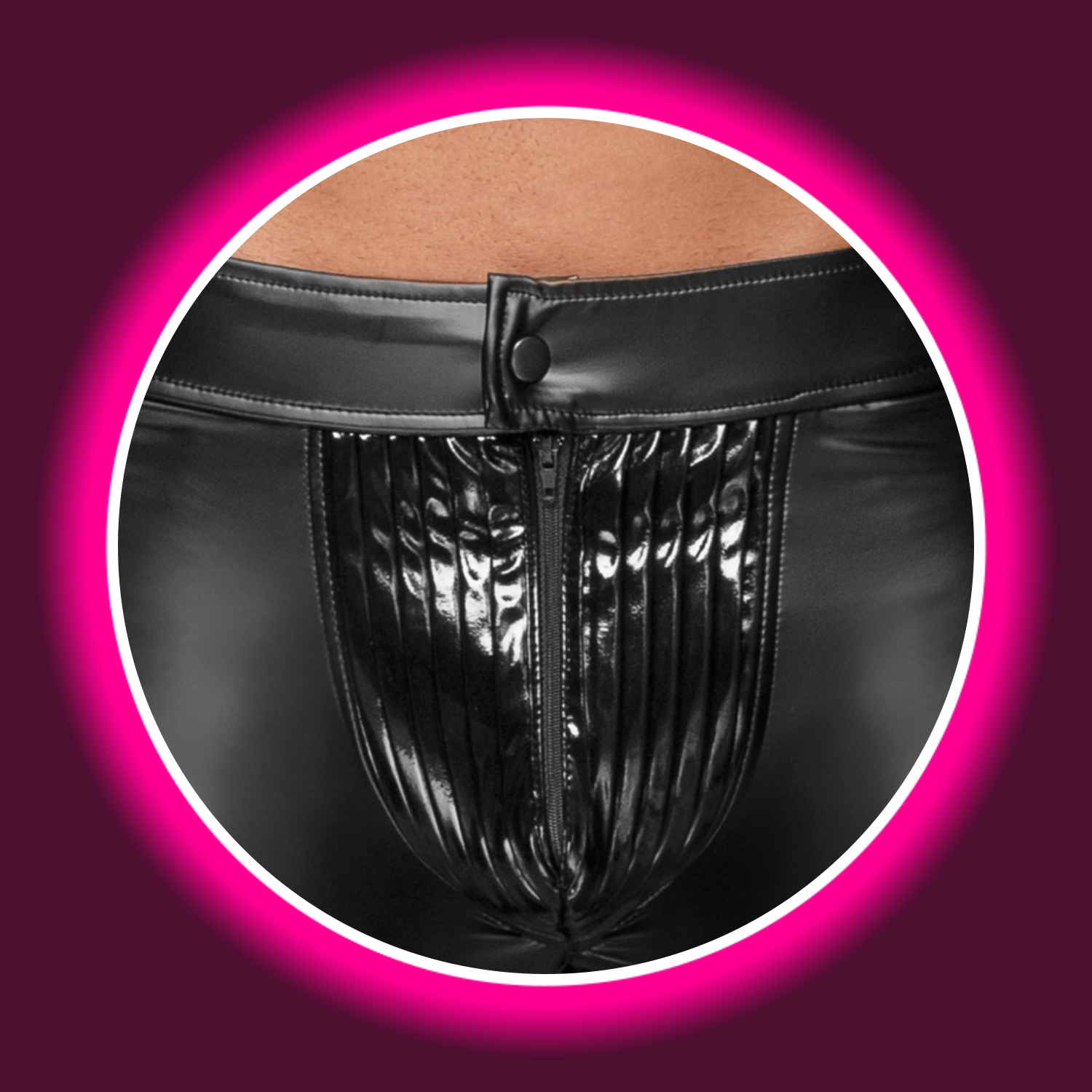 Detailansicht lange schwarze glänzende Hose von Noir Handmade