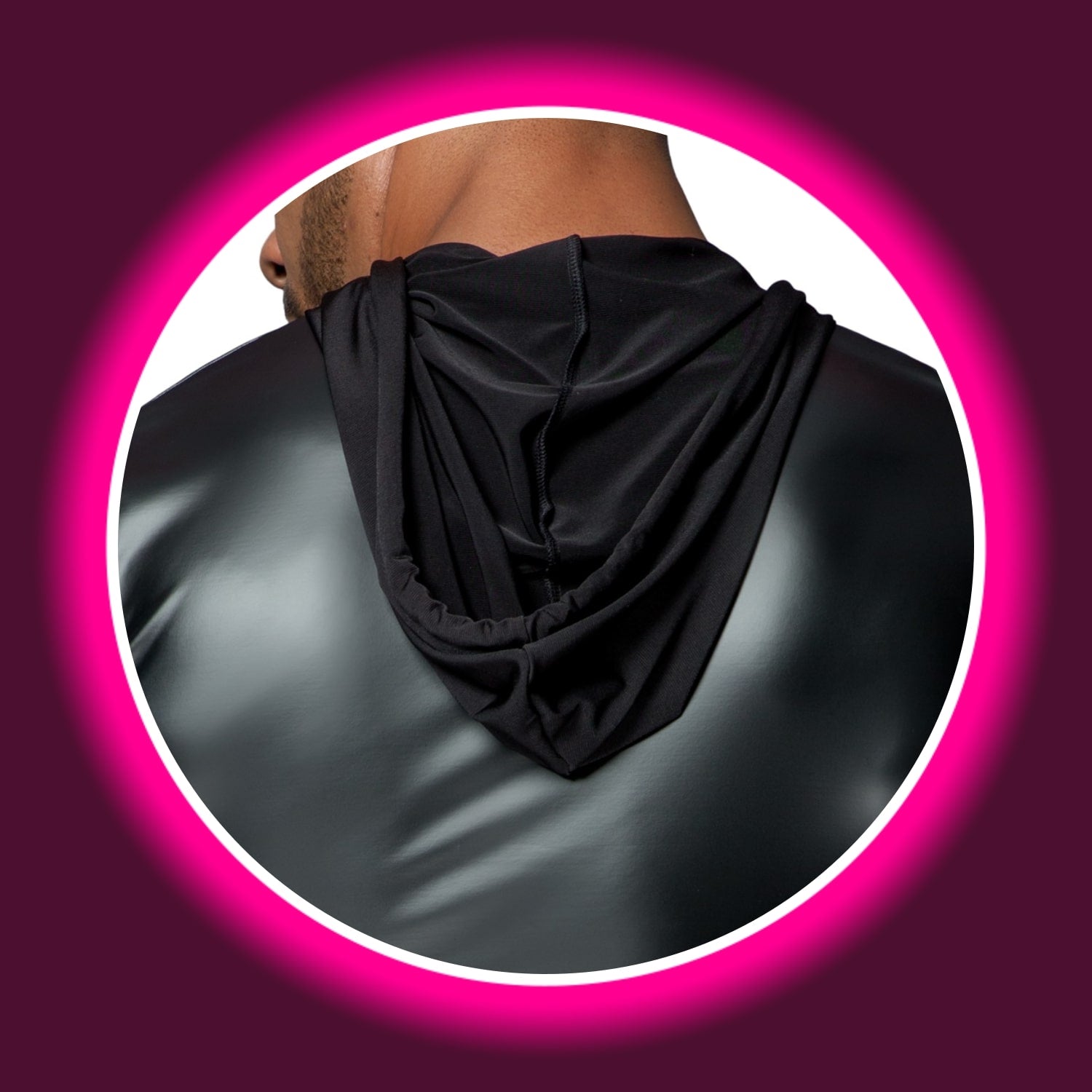 Detailansicht schwarzes glänzendes Hoodie mit Kapuze von Noir Handmade