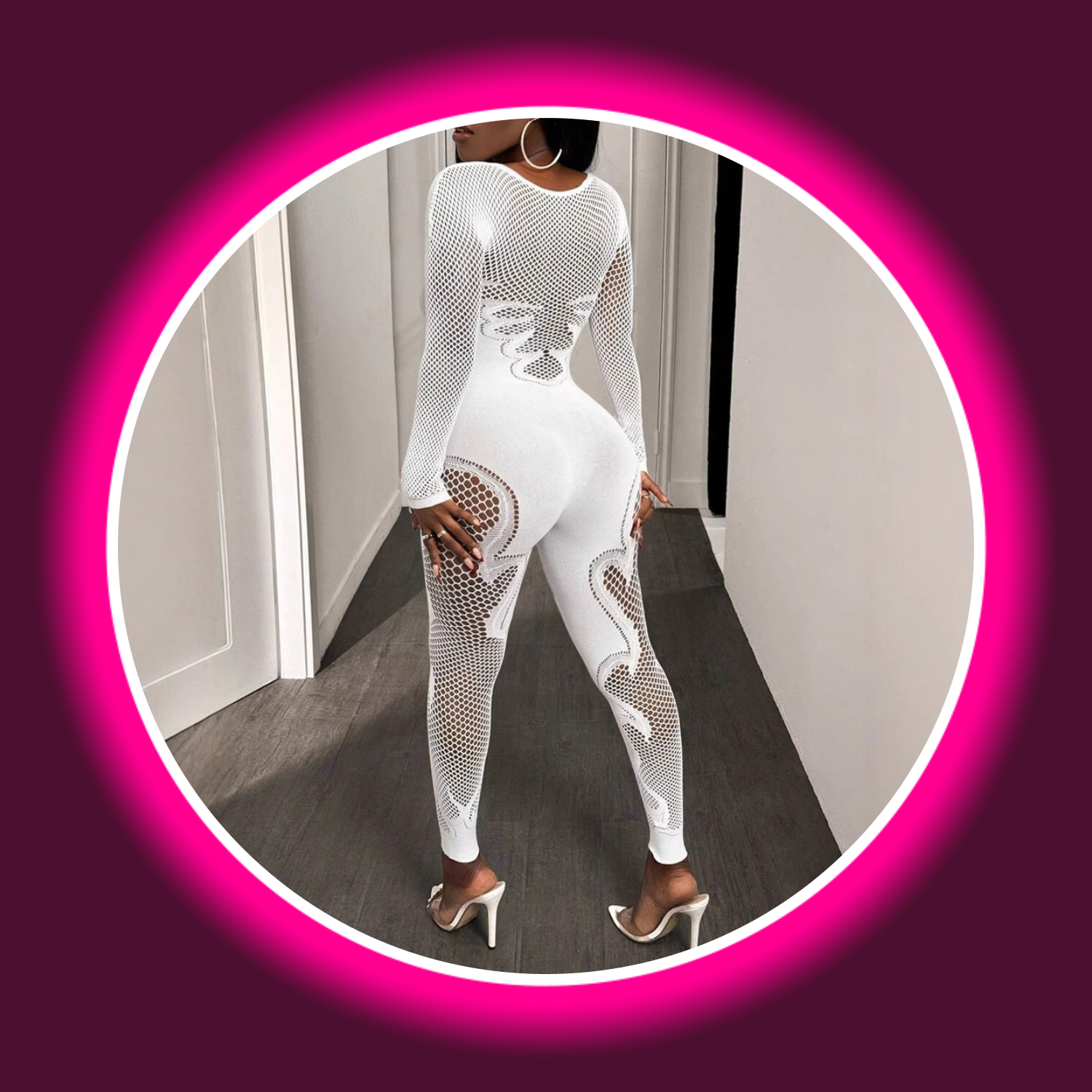 Rückansicht Frau in weißem langem Jumpsuit mit Cut Outs und Netzeinsätzen