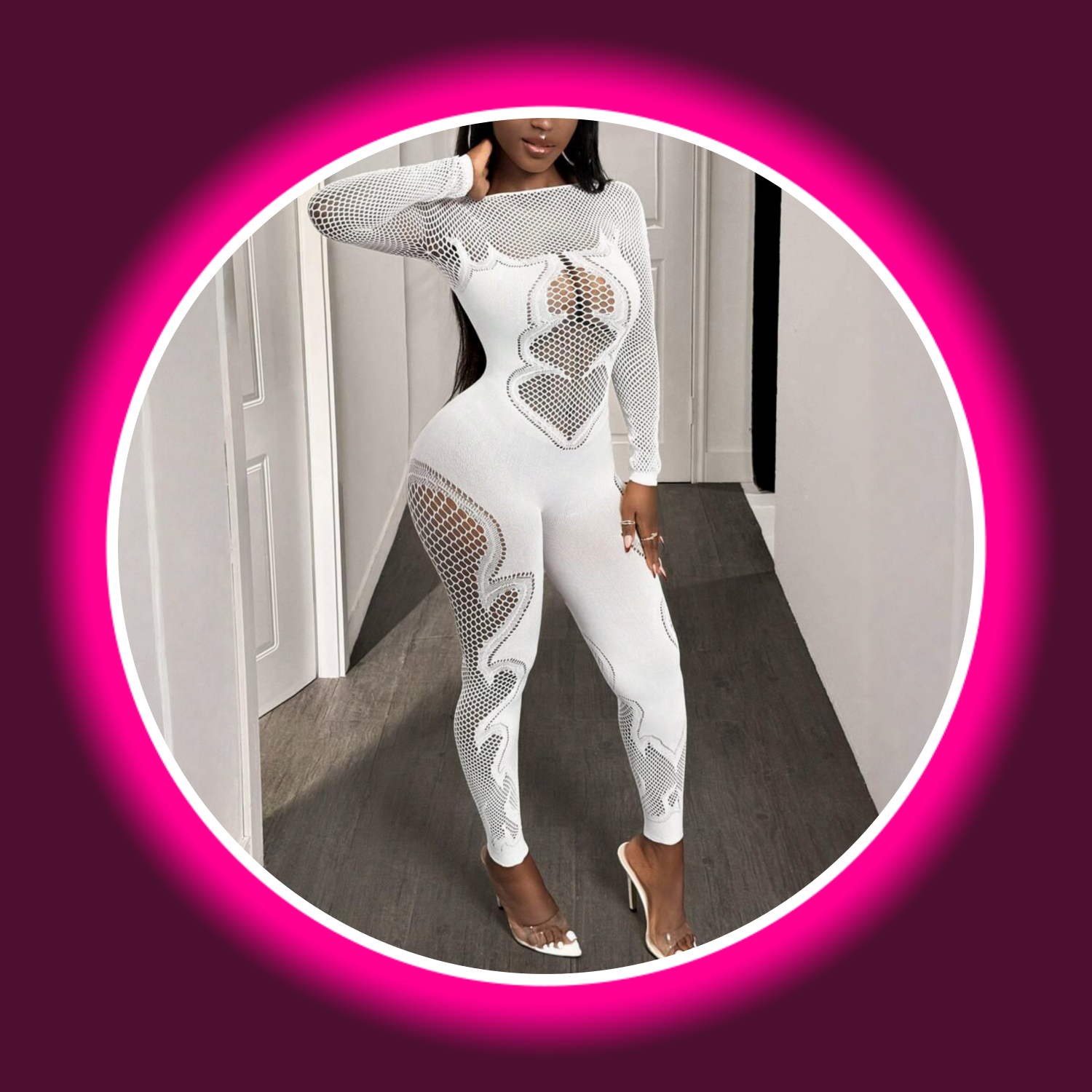 Frau in weißem langem Jumpsuit mit Cut Outs und Netzeinsätzen