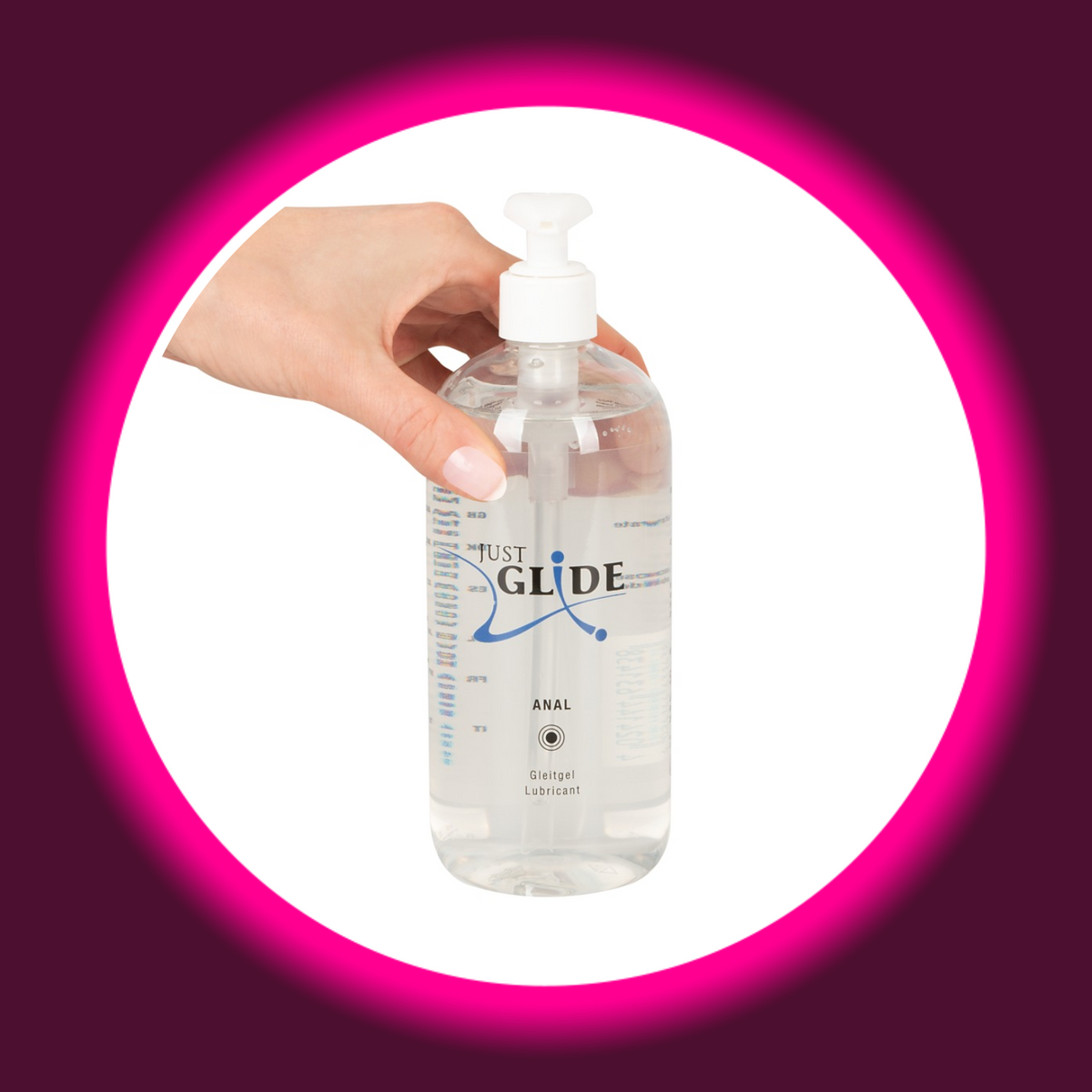 Just Glide Anal Gleitgel in der transparenten 500-ml-Flasche mit weißem Pumpspender, Frontansicht mit einer Hand an der Flasche