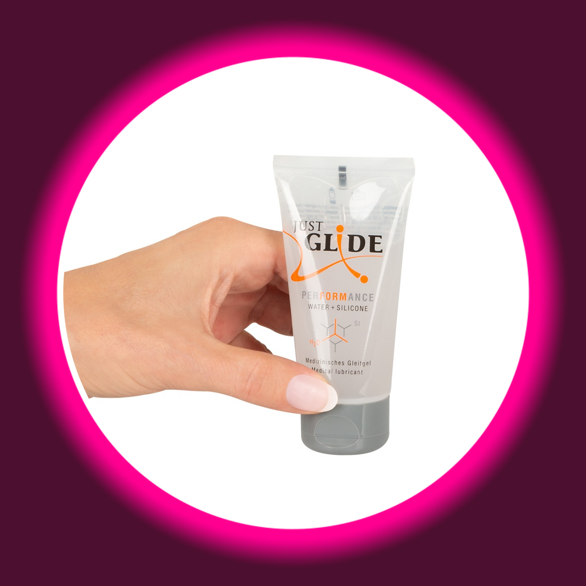 Just Glide Performance Gleitgel mit Wasser und Silikon in der transparenten 50-ml-Tube mit grauem Verschluss, Frontansicht in einer Hand gehalten