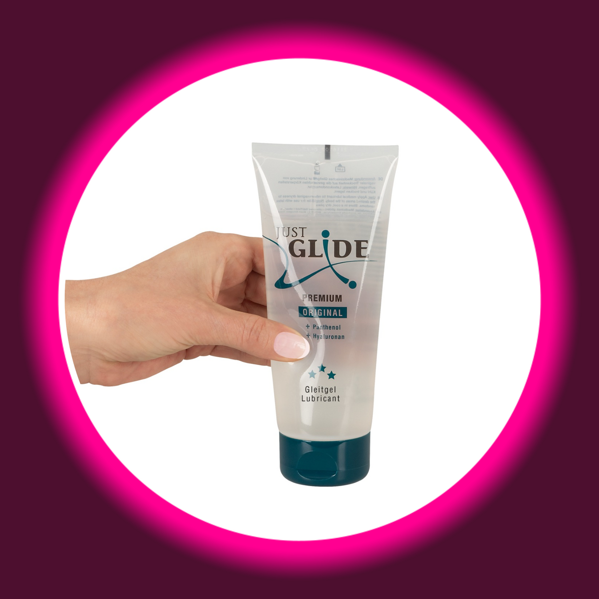 Just Glide Premium Original Gleitgel in der transparenten 200-ml-Tube mit petrolfarbenem Verschluss, Frontansicht in einer Hand gehalten