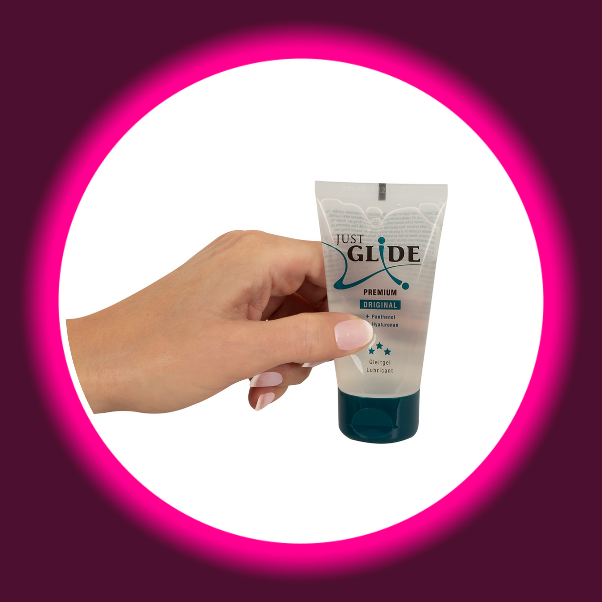 Just Glide Premium Original Gleitgel in der transparenten 50-ml-Tube mit petrolfarbenem Verschluss, Frontansicht in einer Hand gehalten