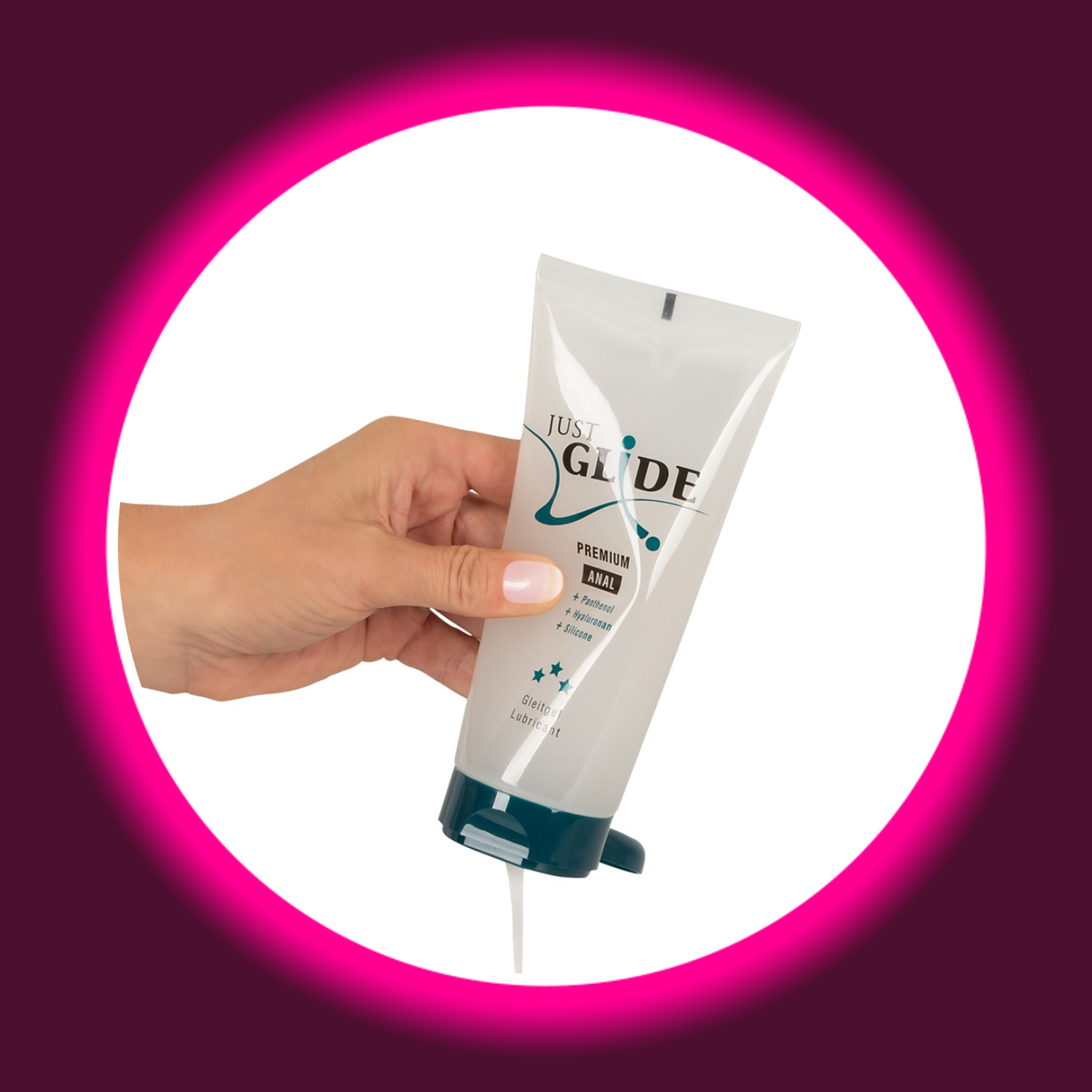 Just Glide Premium Anal Gleitgel in der transparenten 200-ml-Tube, in einer Hand gehalten mit geöffnetem petrolfarbenem Klappverschluss und austretendem Gel
