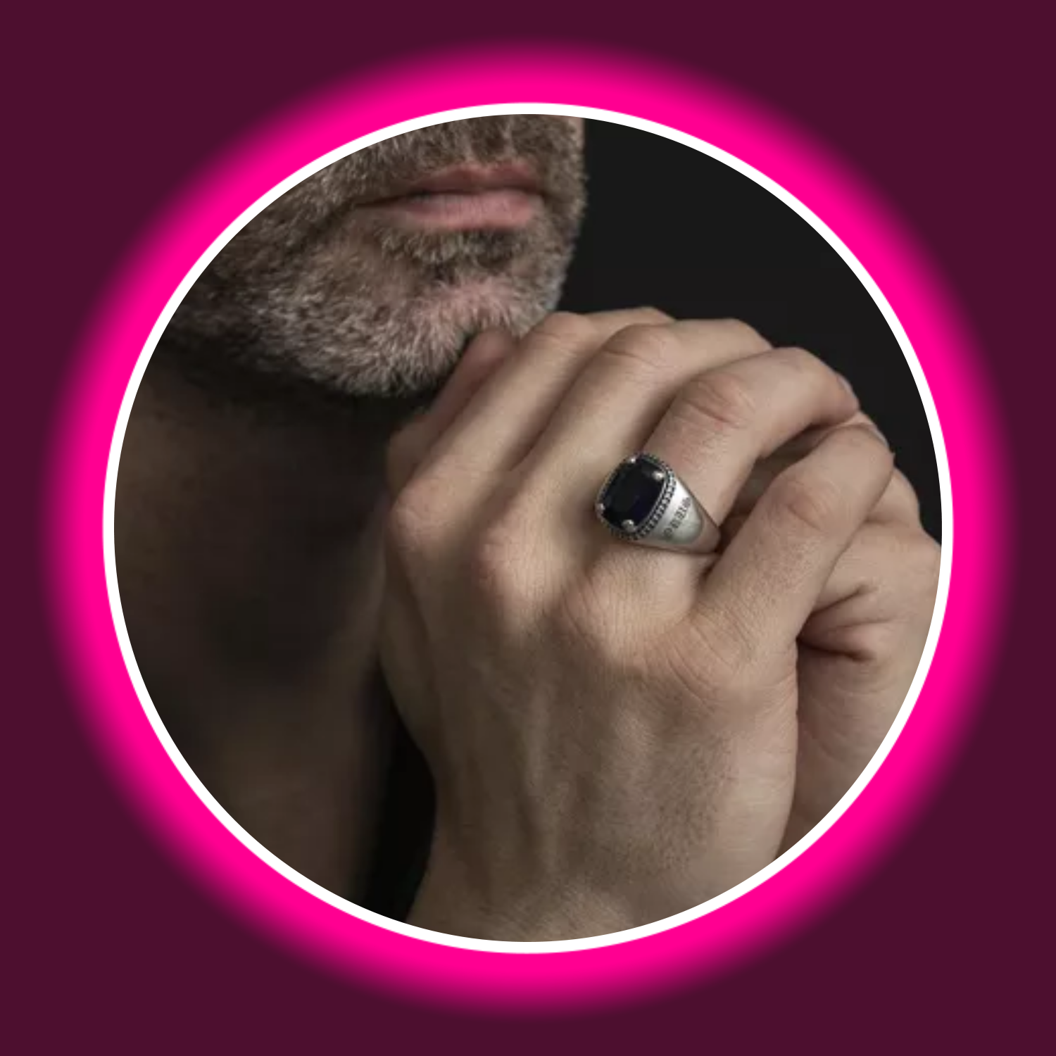 Königlicher Siegelring mit blauem Zirkonia und königlichen Zeichen, getragen am Finger eines Mannes