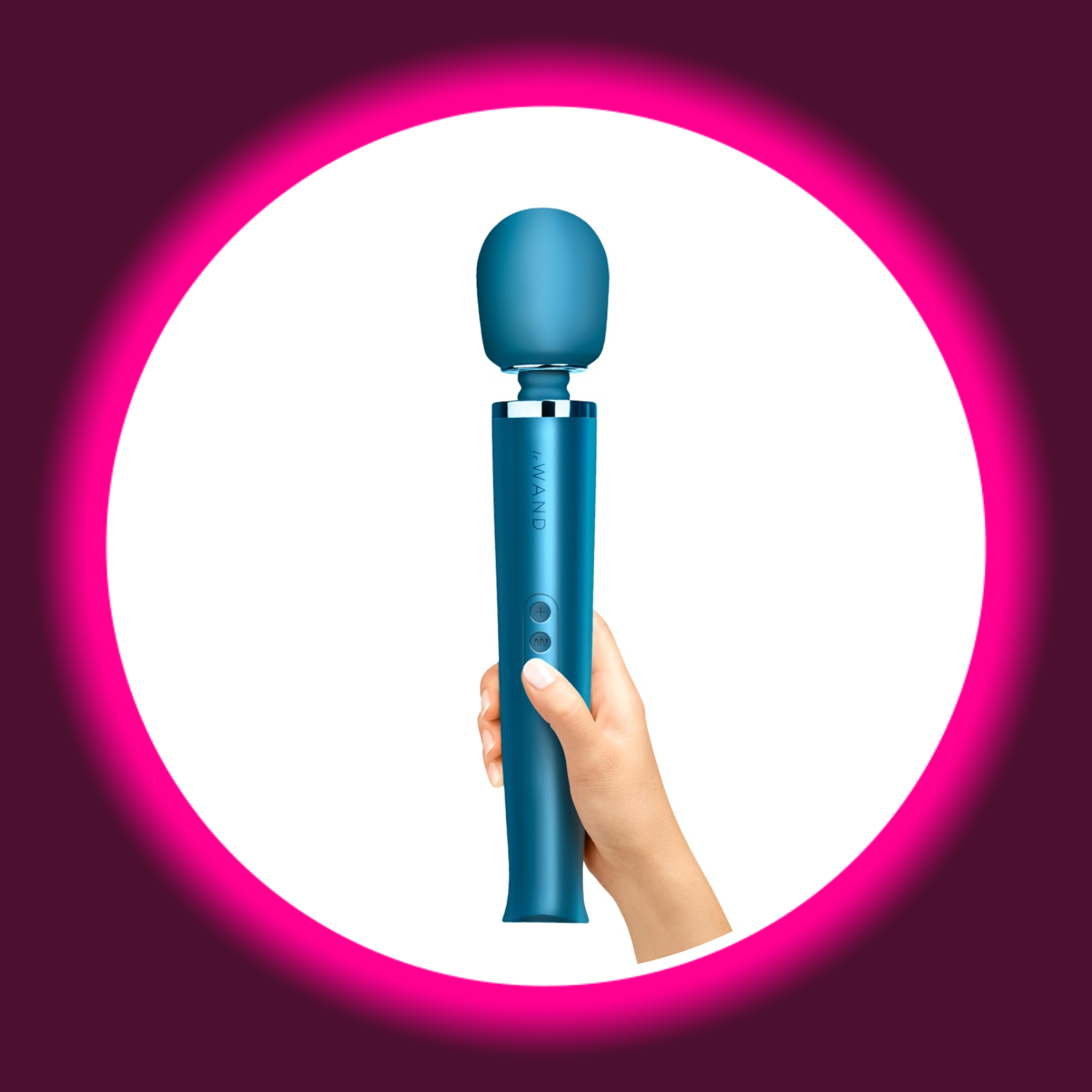 eine Hand hält einen blauen Massagestab Wand Vibrator von Le Wand