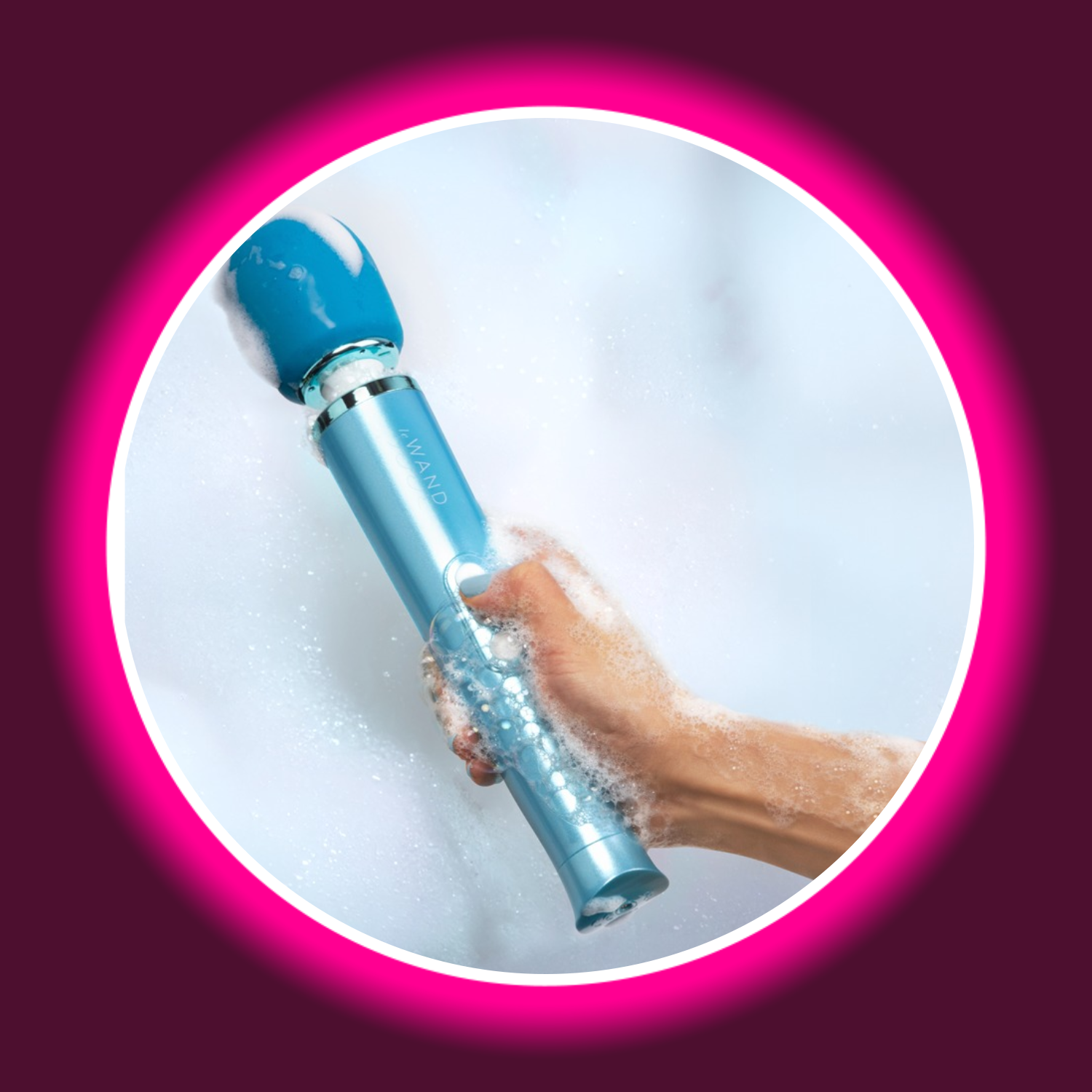 le WAND Dive Massagestab – unter fließendem Wasser in der Hand gehalten, ozeanblauer Griff mit Seifenblasen, Dusch-Anwendung, 100% wasserdicht