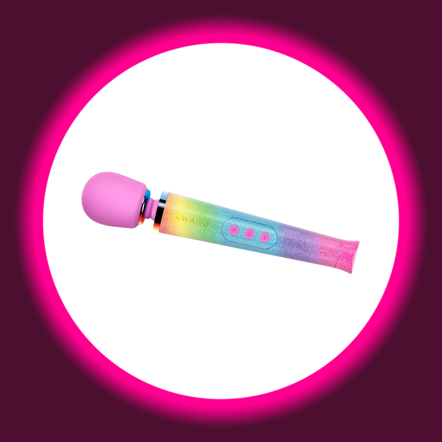 le WAND Petite Massagestab All That Glimmers – Seitenansicht schräg, glitzernder Regenbogen-Griff mit le WAND Schriftzug und pinkem Massagekopf