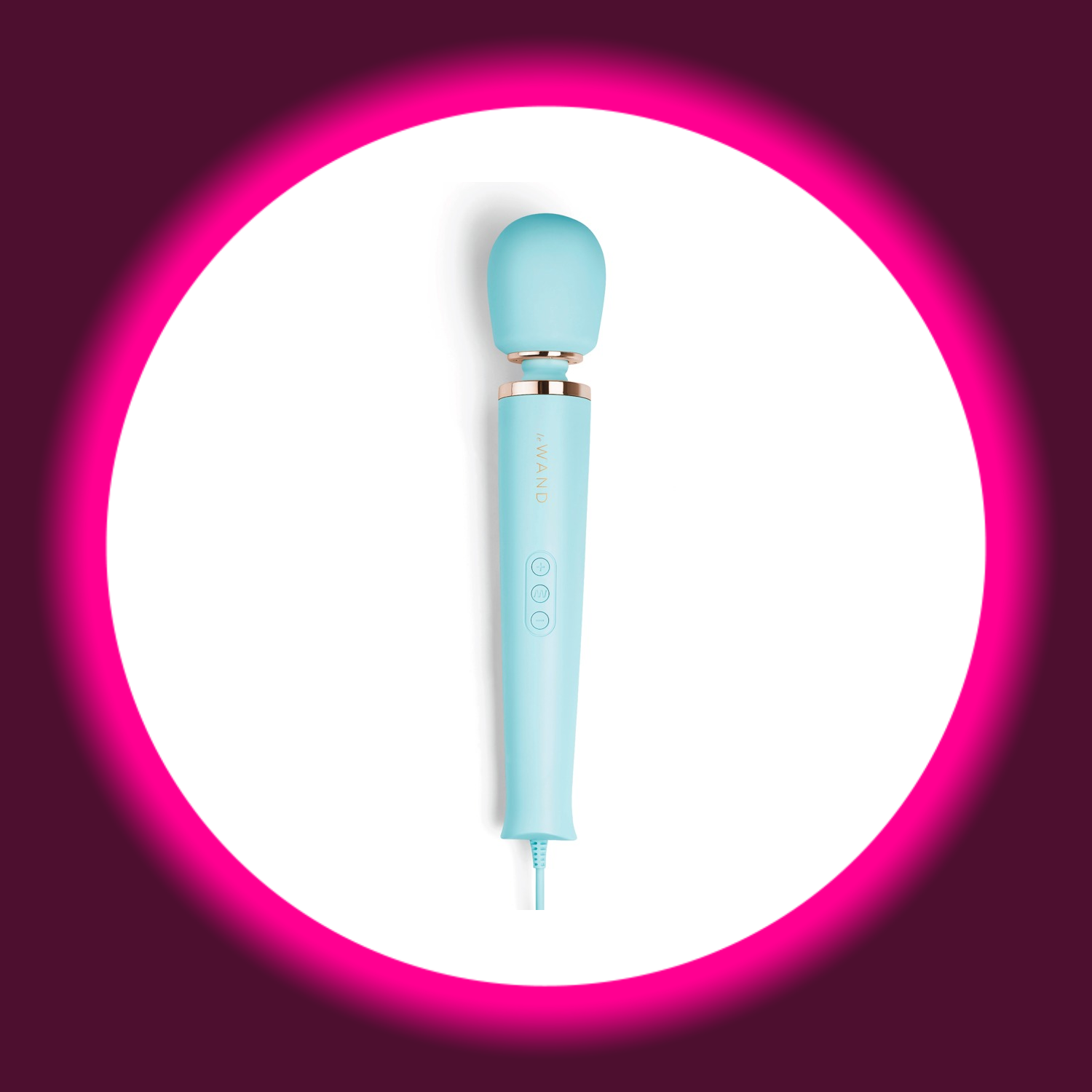 le WAND Powerful Plug-In Massagestab – Frontansicht freistehend in Hellblau, samtweicher türkisfarbener Massagekopf, hellblauer Griff mit le WAND Schriftzug, Goldring-Detail, 3-Button-Steuerung und hellblaues Netzkabel