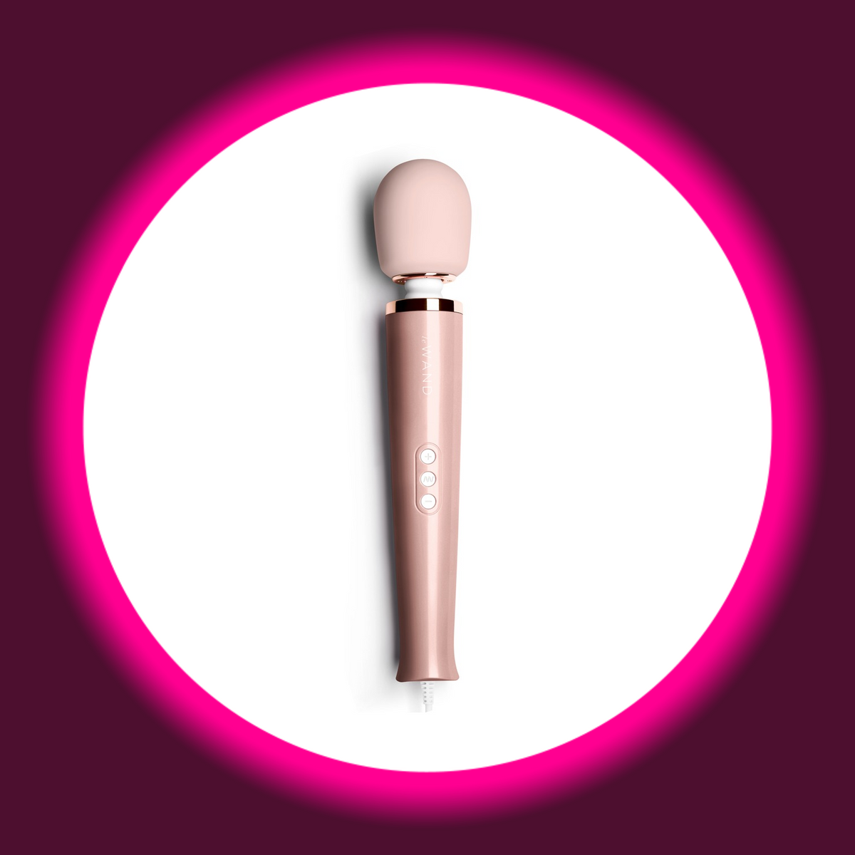le WAND Powerful Plug-In Massagestab – Frontansicht freistehend in Rosa, samtweicher Massagekopf, Rosegold-Griff mit le WAND Schriftzug und 3-Button-Steuerung, weißes Netzkabel