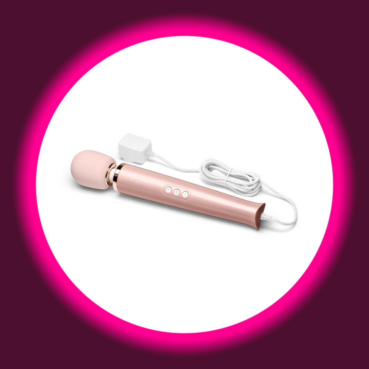 le WAND Powerful Plug-In Massagestab – Schrägansicht liegend in Rosa mit angeschlossenem weißen Netzkabel und Netzstecker, samtweicher Massagekopf und Rosegold-Details