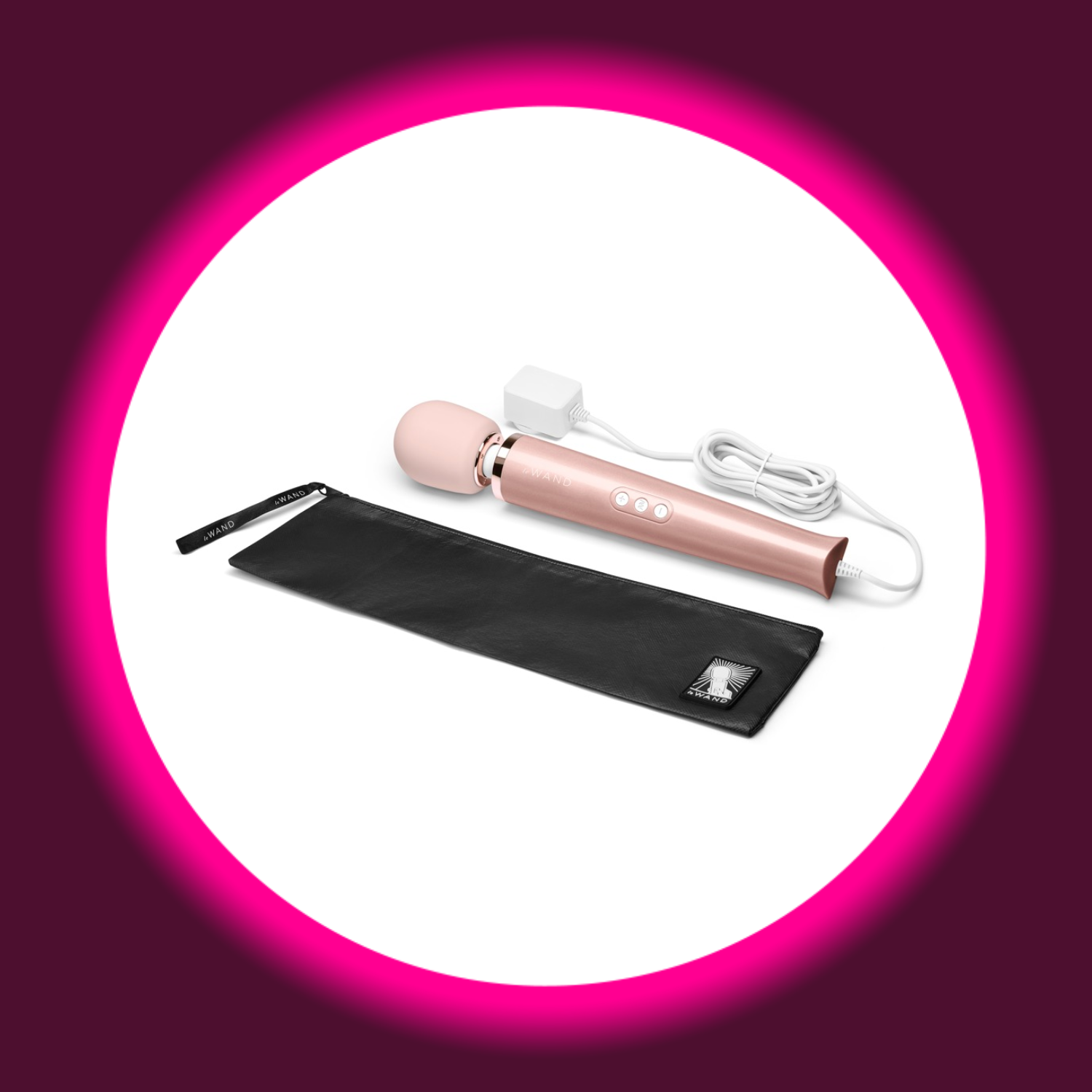 le WAND Powerful Plug-In – rosa Massagestab mit weißem Netzkabel und schwarzem le WAND Aufbewahrungsbeutel mit Reißverschluss und le WAND Logo