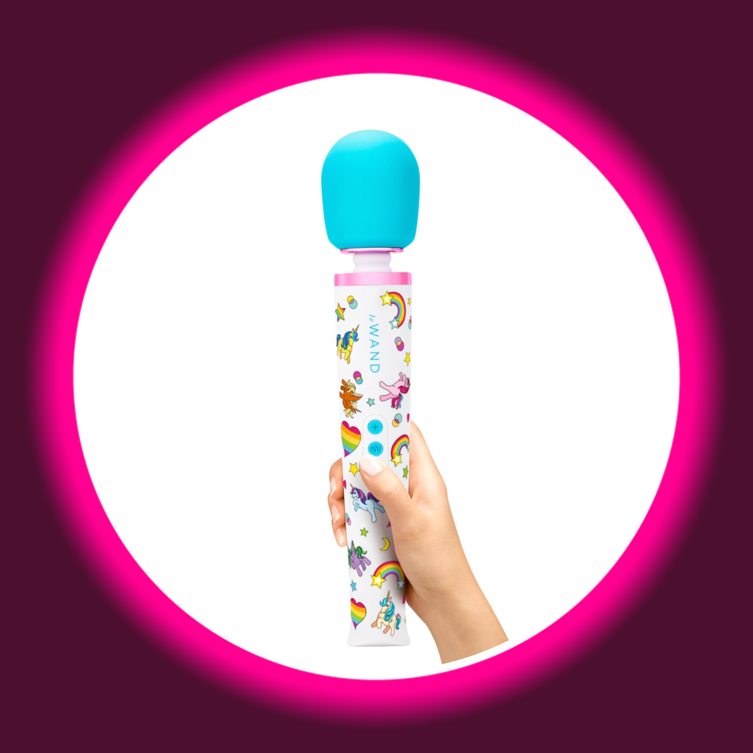 le WAND Unicorn Wand Massagestab in der Hand gehalten – Größenvergleich, weißer Griff mit buntem Einhorn- und Regenbogen-Print, türkisfarbener Soft-Touch-Massagekopf