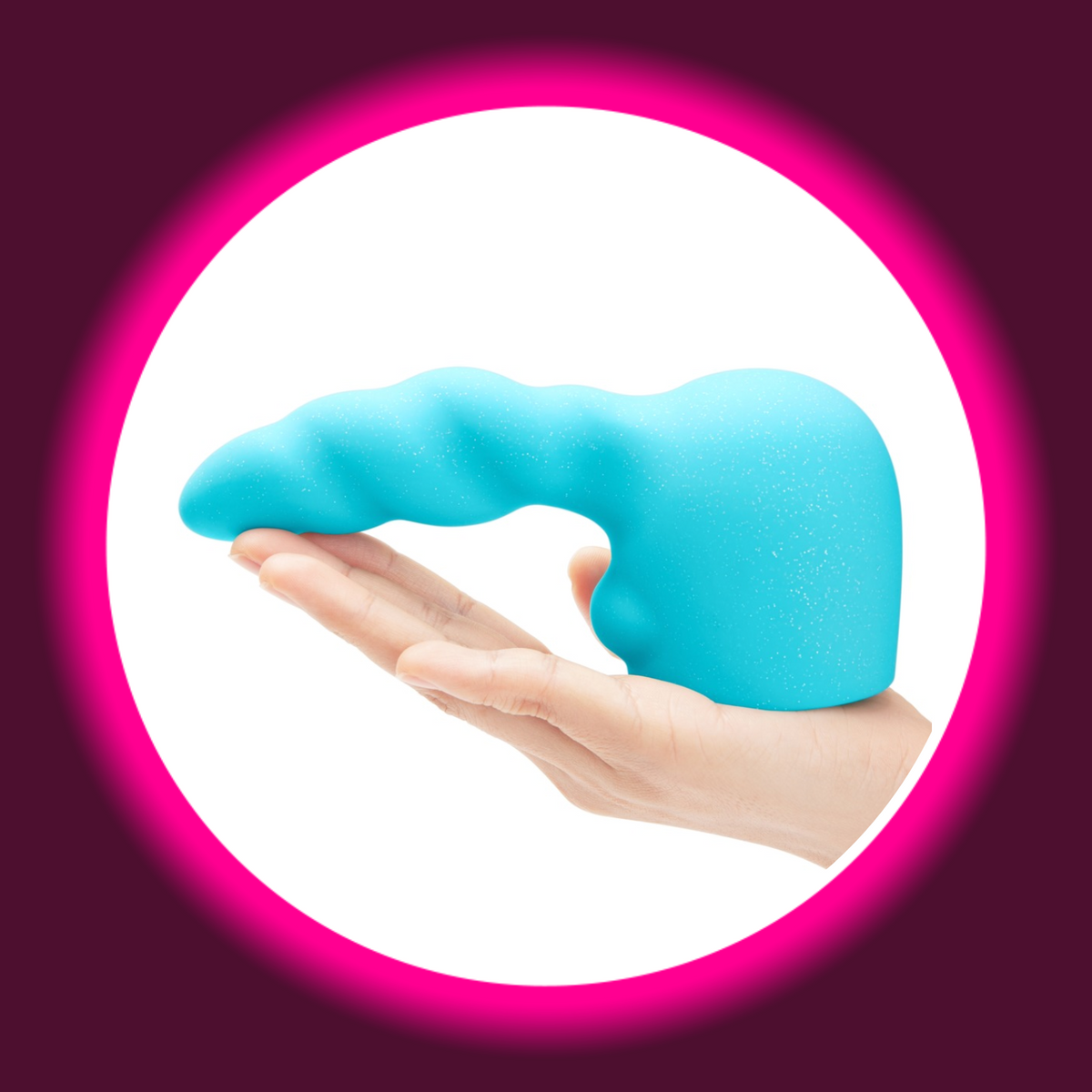 le WAND Unicorn Wand – türkisfarbener Silikon-Aufsatz auf einer Hand liegend, Seitenansicht mit ergonomisch geformter Wellen-Textur für externe Stimulation