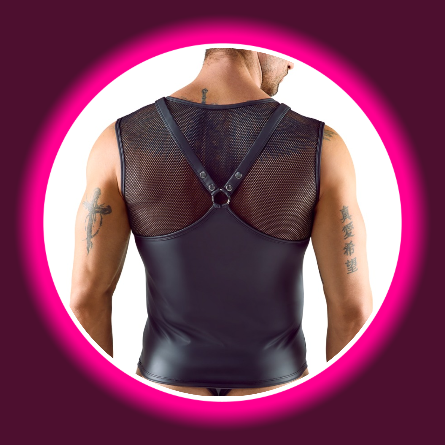 Mann in schwarzem ärmellosem Shirt mit Brustharness, Nieten und Ringen, Shirt aus Netz und Mattlook, von Svenjoyment