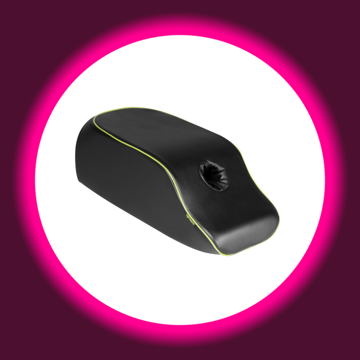 Liberator Fleshlight On a Mission Liebeskissen in Schwarz mit grüner Paspel, geschwungener Keilform und runder Halterungsöffnung, freigestellte schräge Ansicht ohne Masturbator